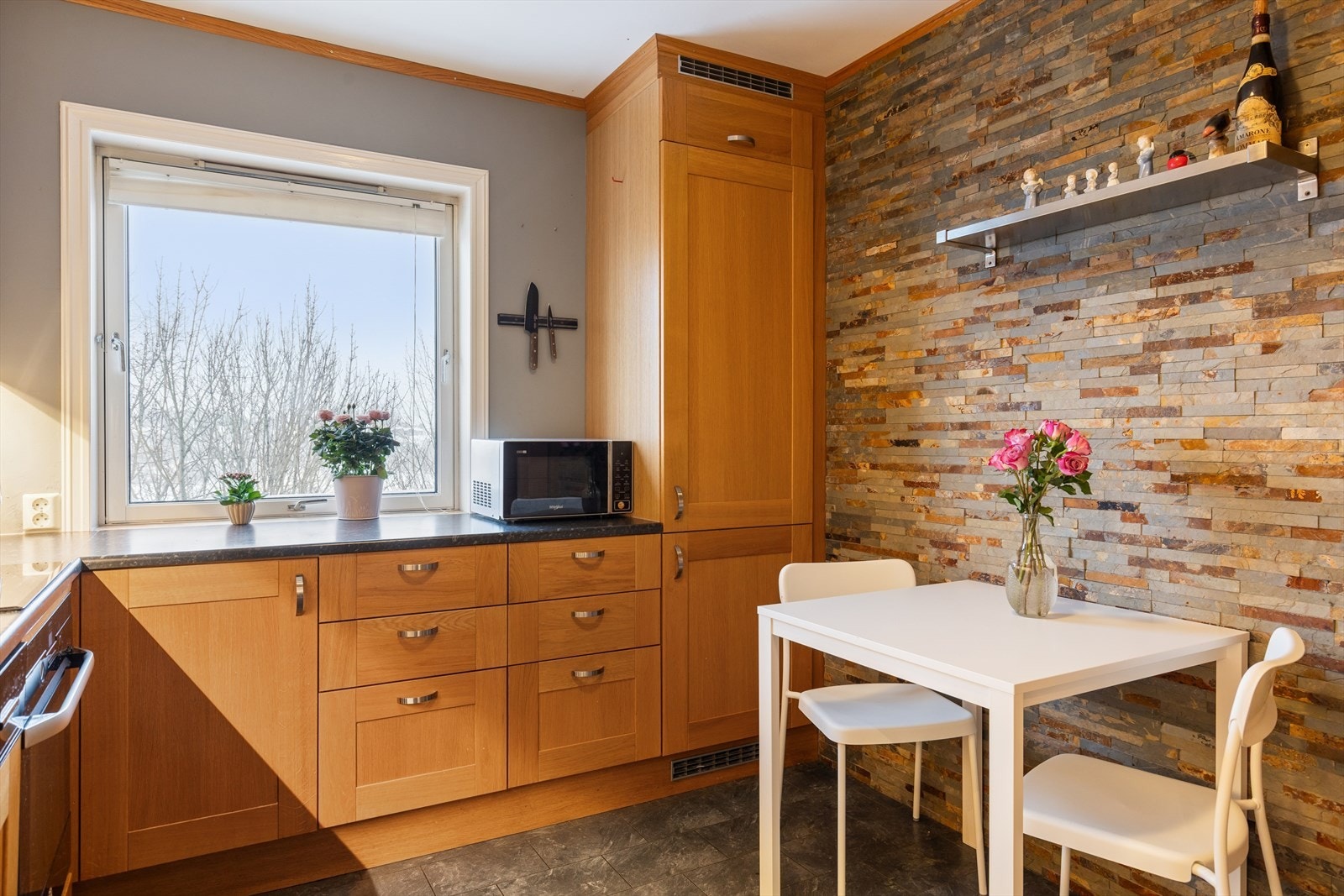 Stilfull og dekorativ kjøkkenvegg som gir rommet det lille ekstra, en perfekt kombinasjon av personlighet og moderne uttrykk. Galleribilde