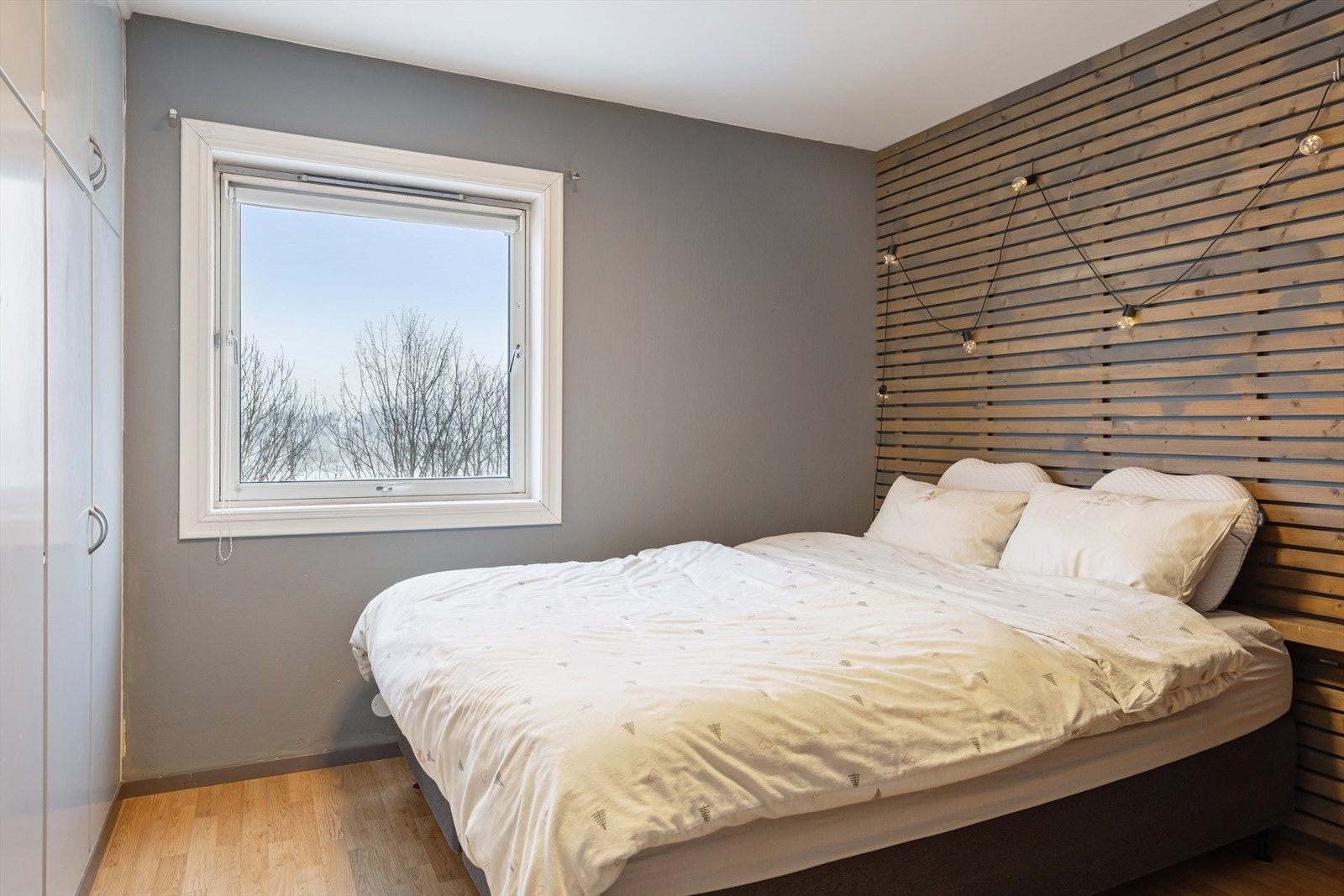 Soverom malt i en dus farge kombinert med spilevegg som gir rommet et moderne uttrykk, Galleribilde