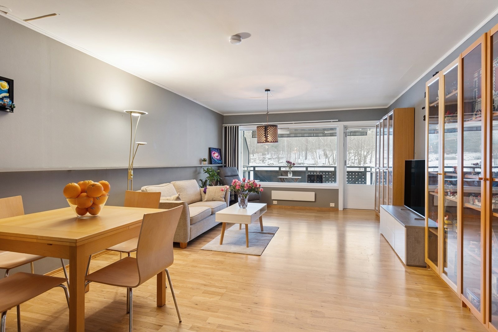 Herlig og romslig stue/spisestue med en fantastisk romfølelse. Galleribilde