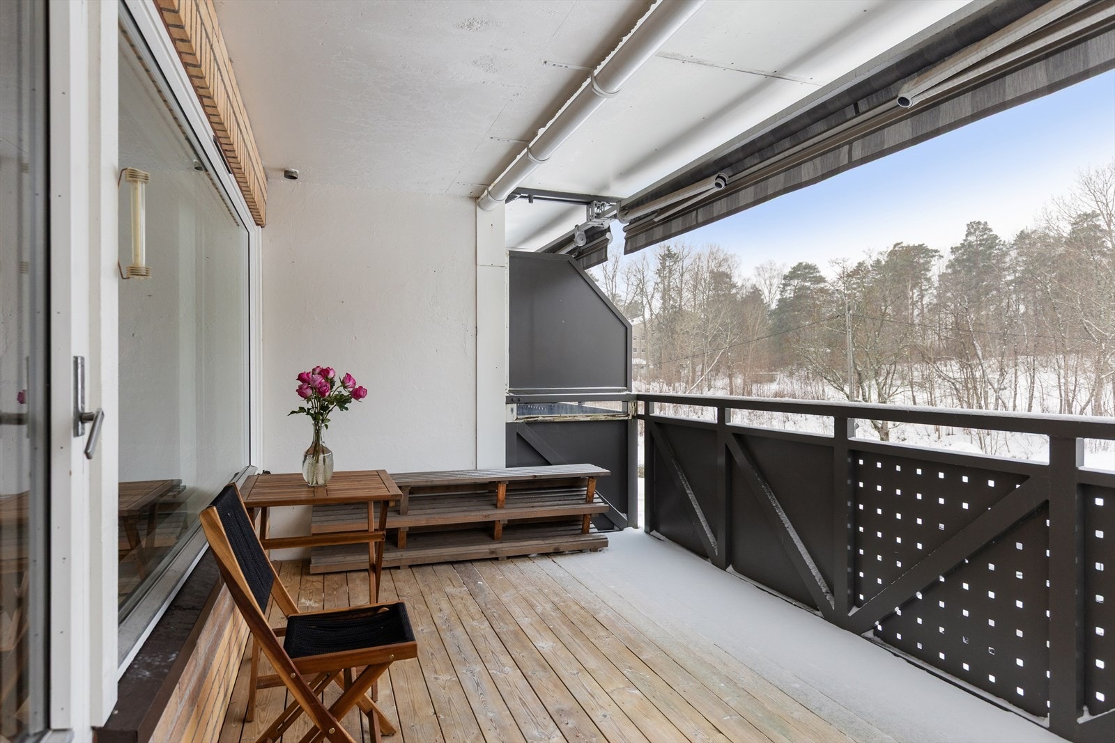 Romslig balkong (12 m²) til stor glede på gode og varme sommerdager. Galleribilde