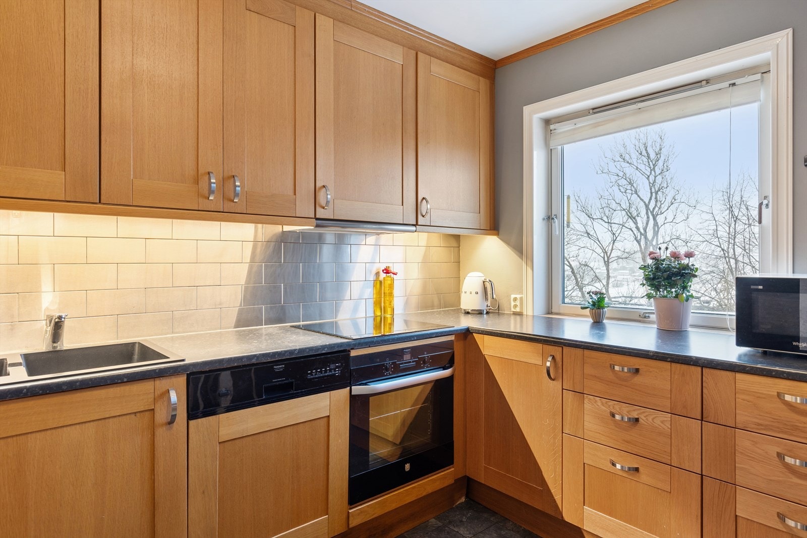 Rikelig med skap- og benkeplass. Over kokesonen er det montert ventilator. Galleribilde