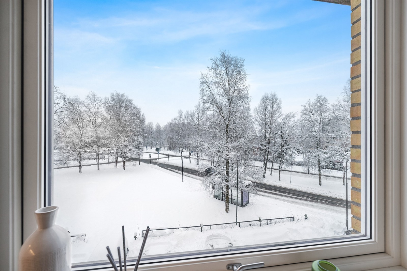 Med bussholdeplass kun ett minutts gange unna, er kollektivtilbudet lett tilgjengelig. Galleribilde