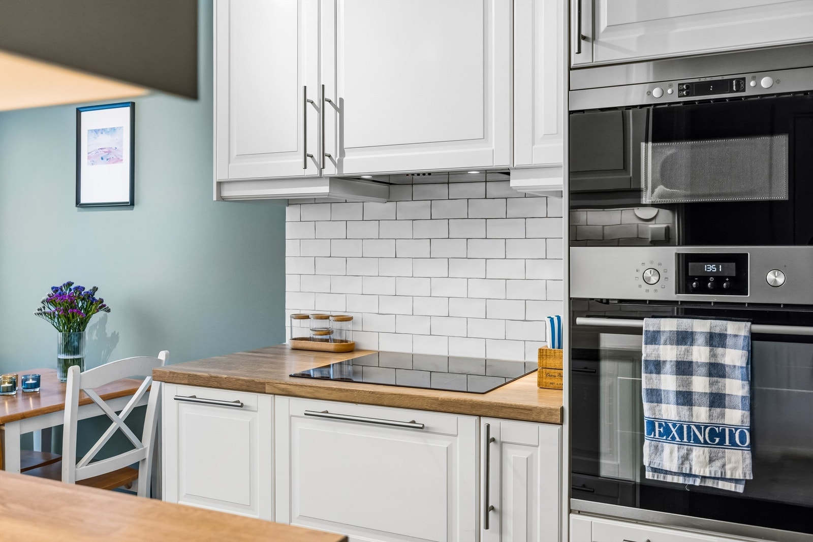 Kjøkkenet har godt med skap- og benkeplass, samt integrert mikro, stekeovn og platetopp. Galleribilde