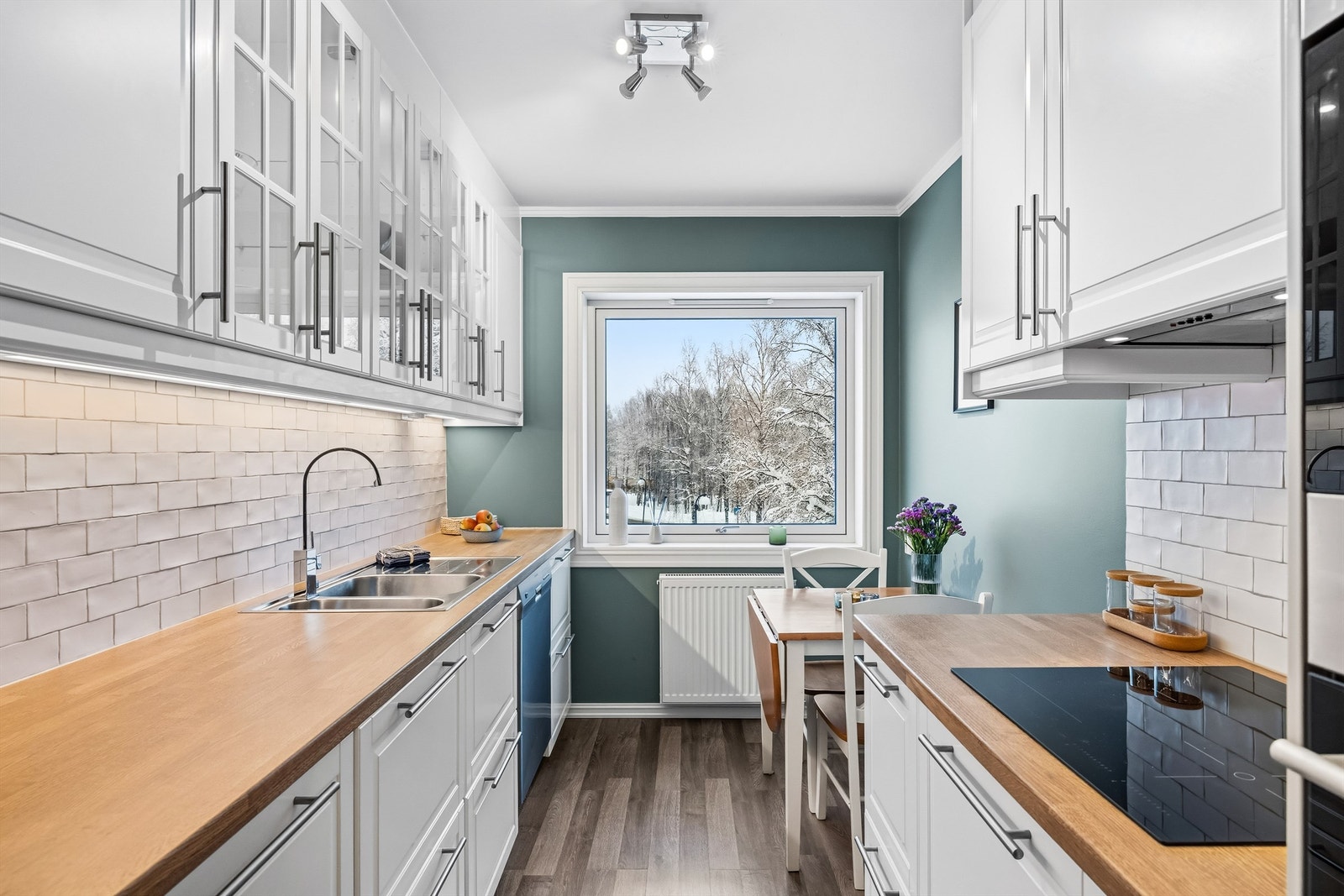 En hyggelig spiseplass ved vinduet for de raske måltidene. Galleribilde