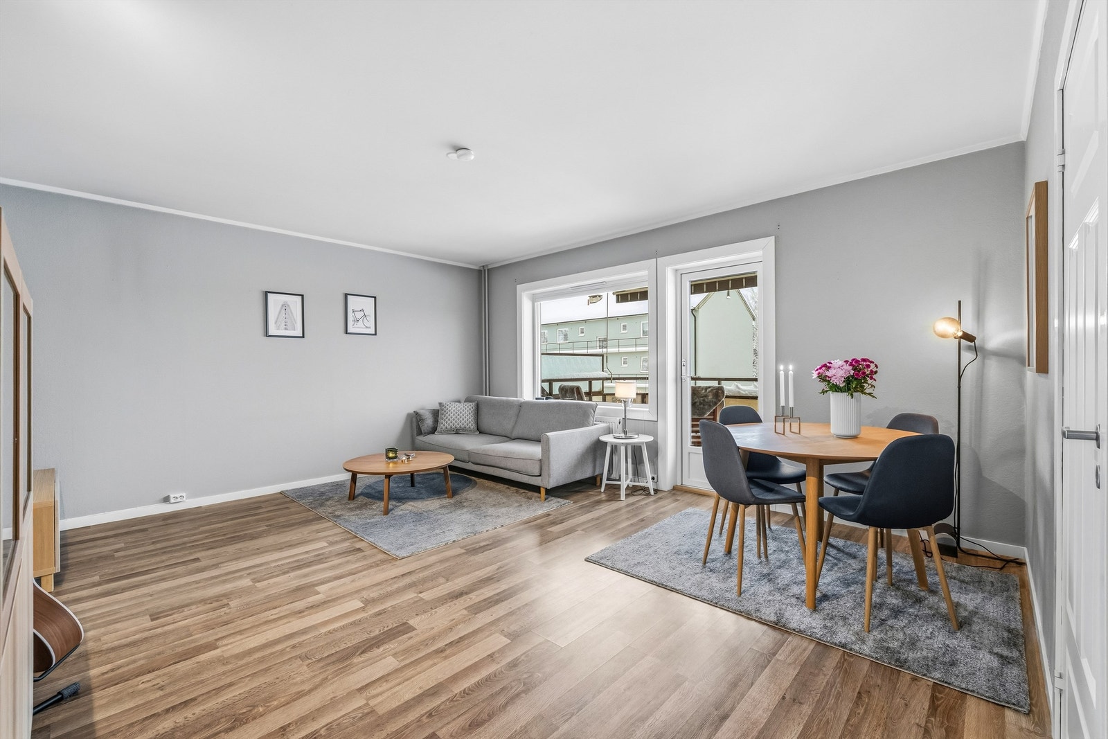 De store vindusflatene slipper inn godt med naturlig lys. Galleribilde