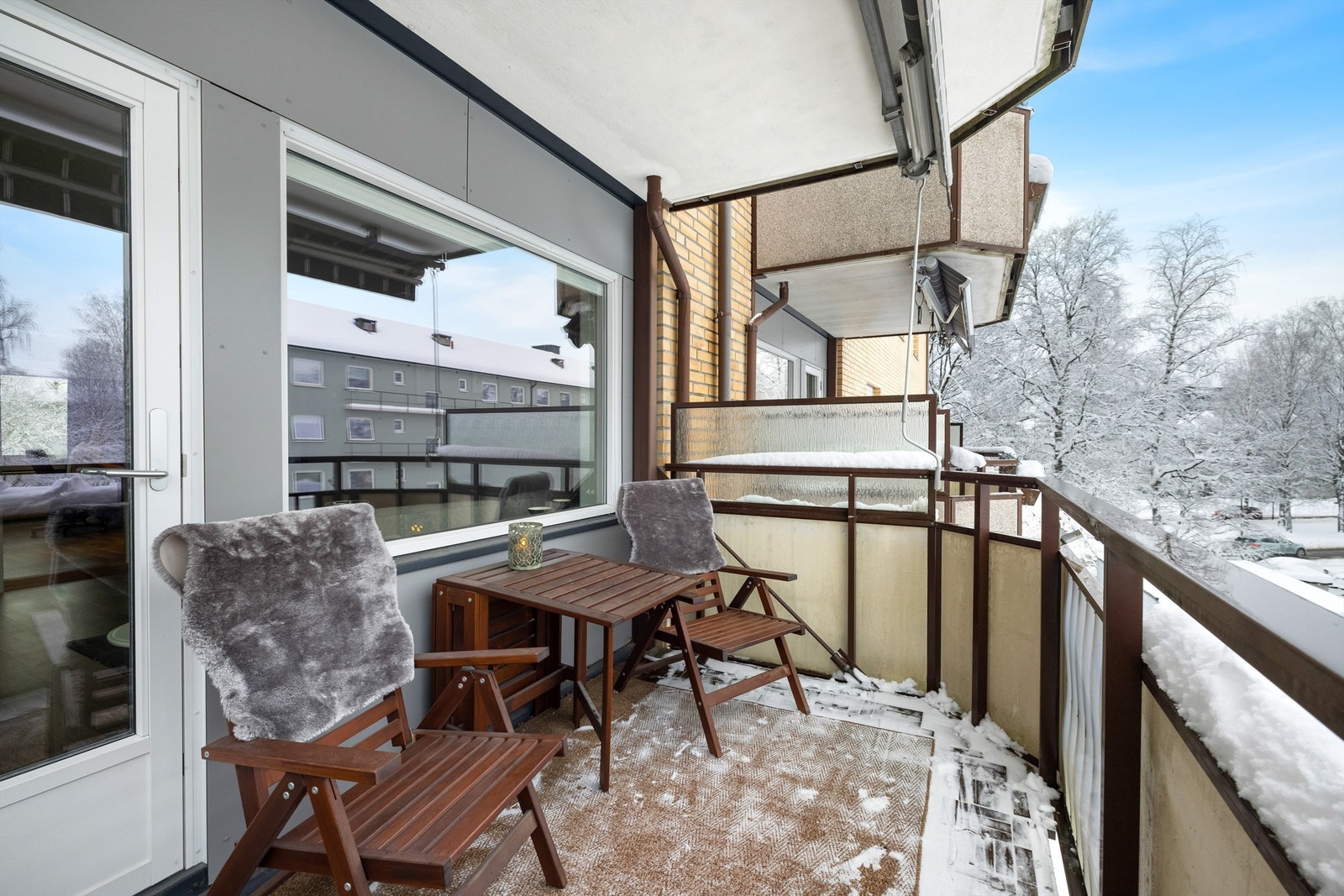Balkongen har gode solforhold og plass til sittegruppe. Galleribilde