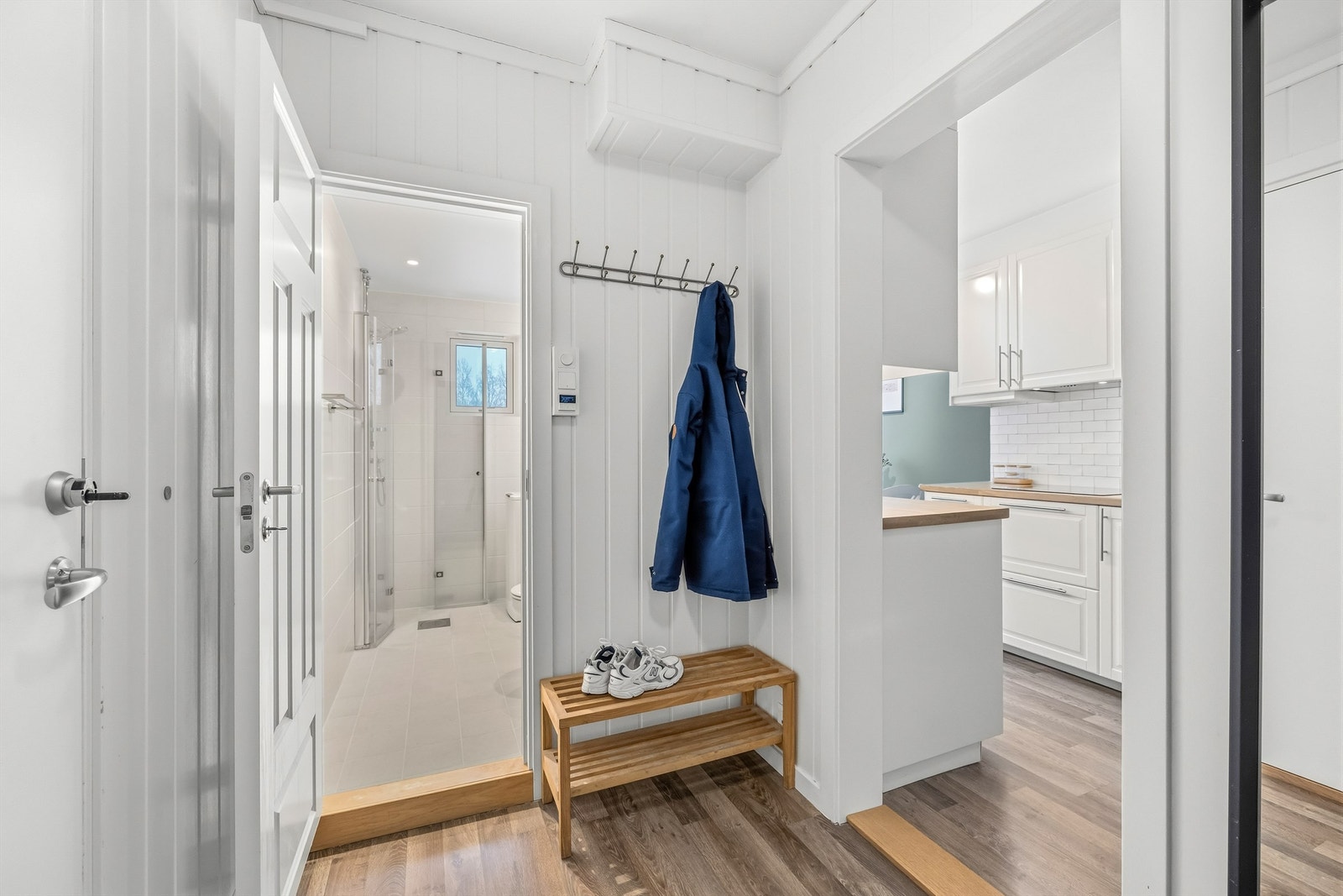 Velkommen inn i en lys og innbydende entré som gir et godt førsteinntrykk. Galleribilde