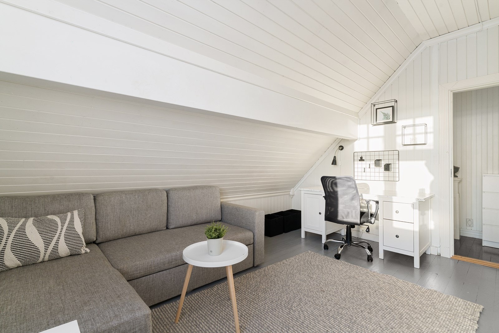 Rommet er i dag tatt i bruk som en egen ekstra stue, men kan også fungere godt som et eget soverom/barnerom. Galleribilde