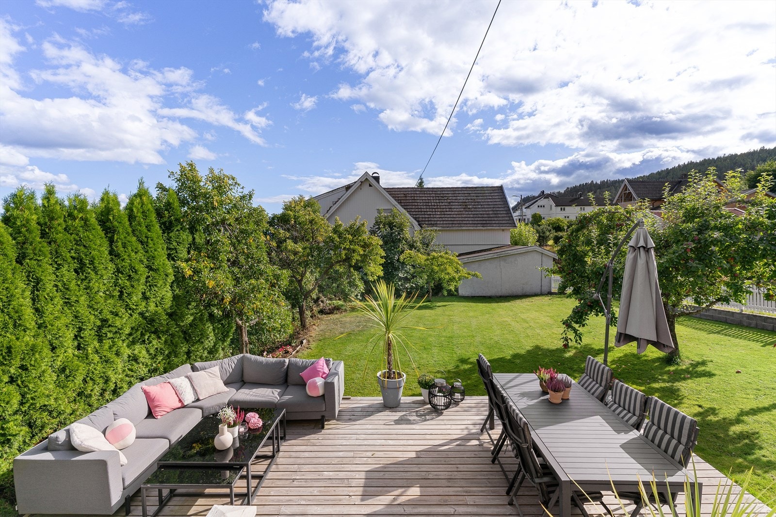 Usjenert og privat, med epletrær og flott tujahekk. Galleribilde