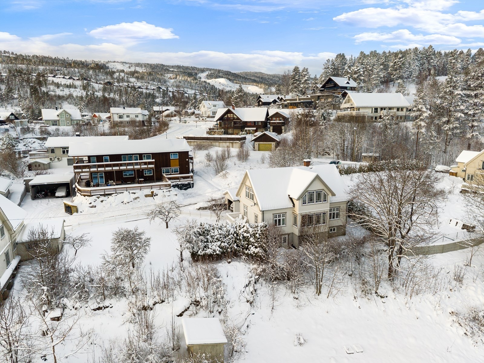 Kort vei til lysløypene og skitrekket i Funkelia, avbildet i bakkant av eiendommen. Galleribilde