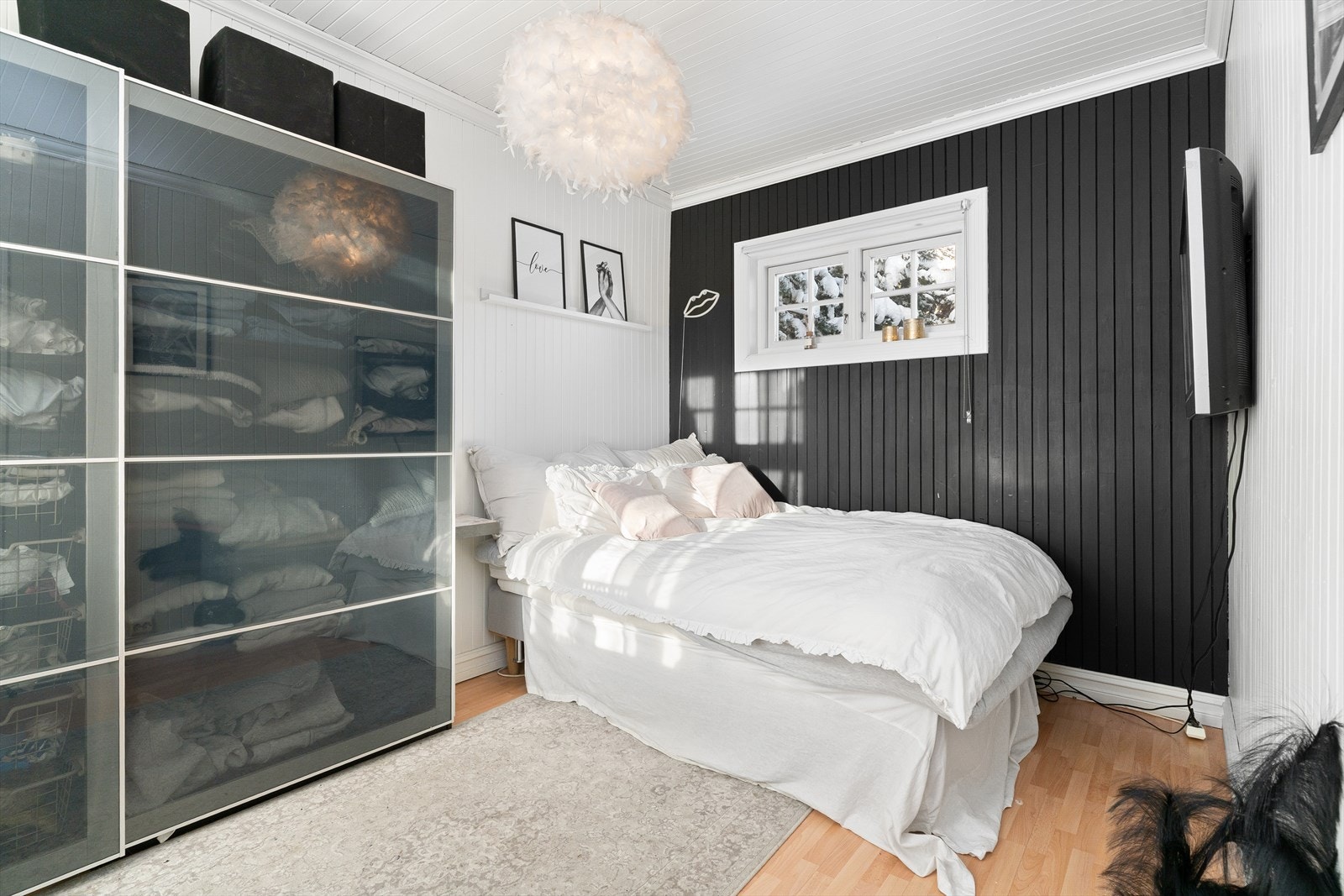 Boligen er utstyrt med 5 soverom totalt, ett i hovedetasjen og de fire resterende i andre etasje. Galleribilde