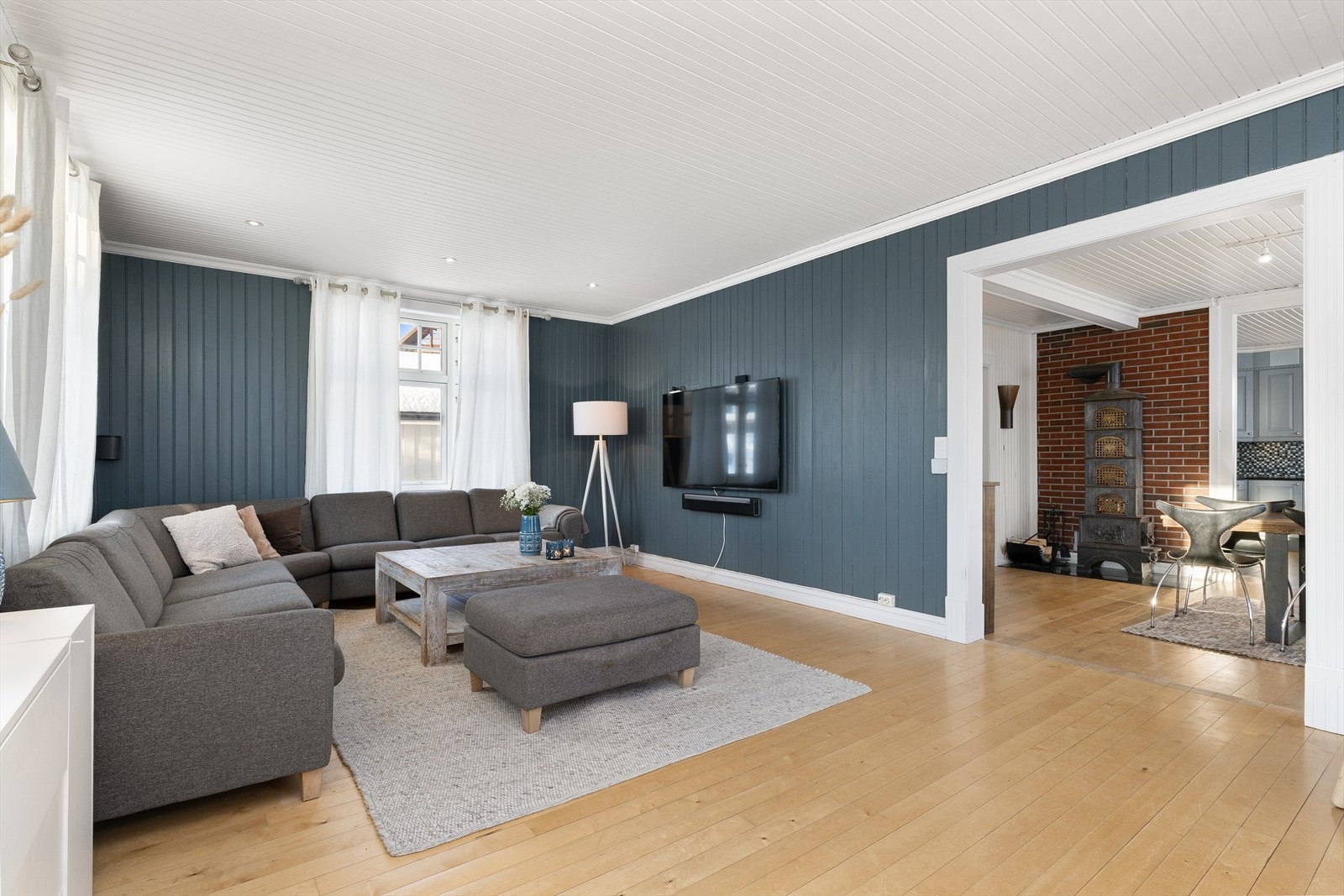 På andre siden fra spisestue og kjøkken, finner man en romslig stue med god plass. Dette er en del av et påbygg som har nyere dato enn selve originalbygget. Galleribilde