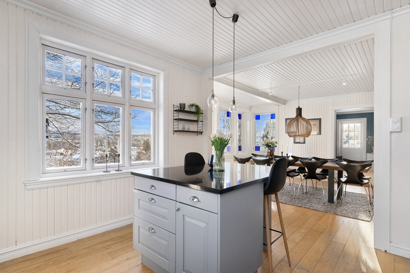 Kjøkkenøyen blir en naturlig samleplass for store og små, perfekt for å kunne følge med på leksene under middagslagingen, eller for en kaffekopp og avis på morgenen. Galleribilde