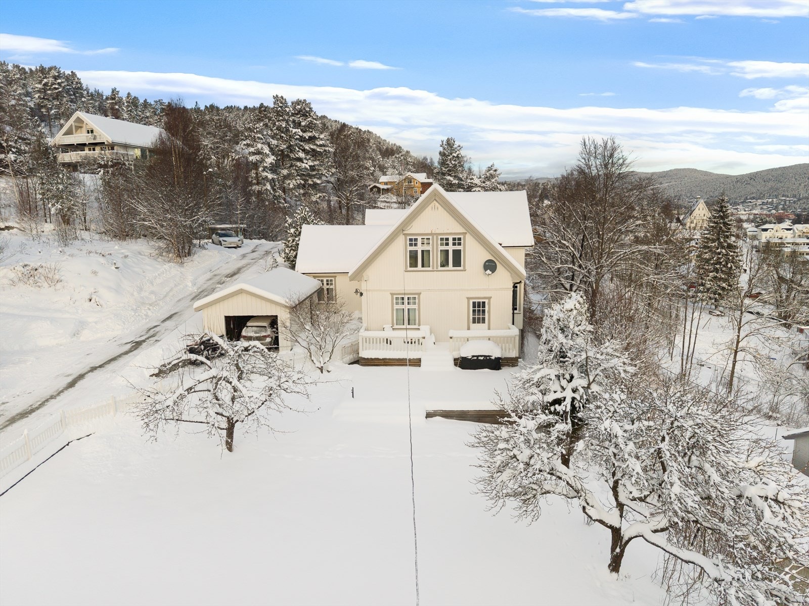 God avstand mot omkringliggende naboer, og luftig med skrånende terreng ned foran seg. Galleribilde