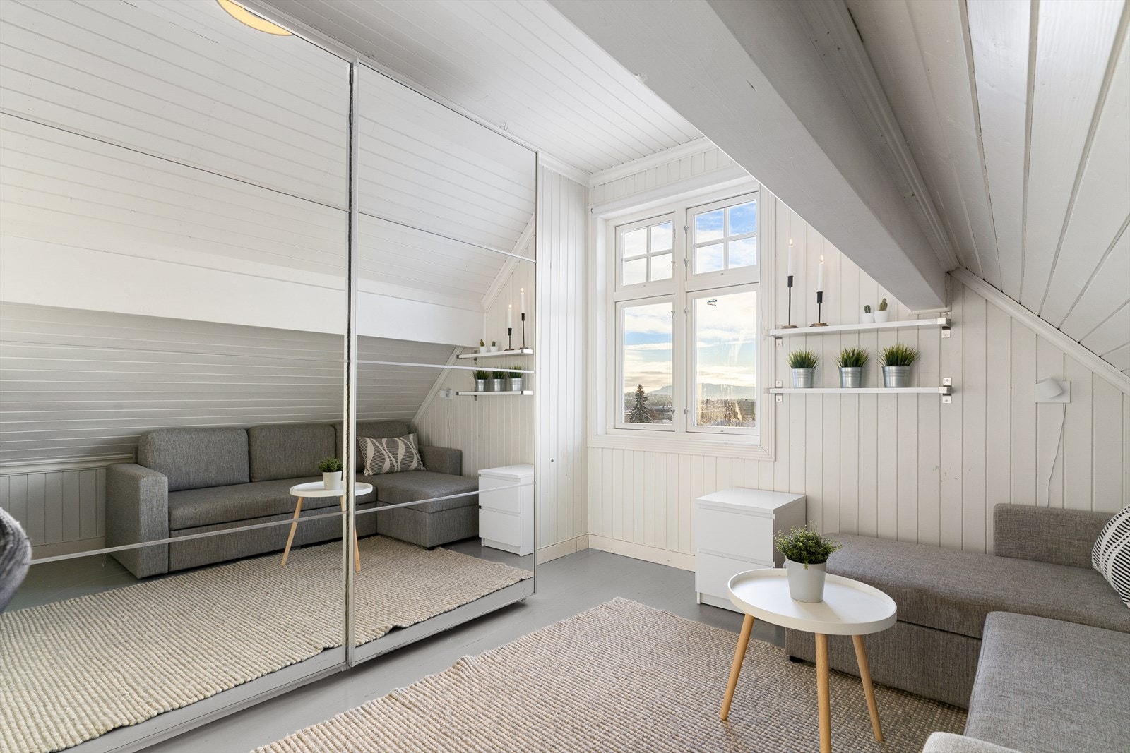 Store garderober er medfølgende. Praktisk og enkelt for oppbevaring av klær. Galleribilde