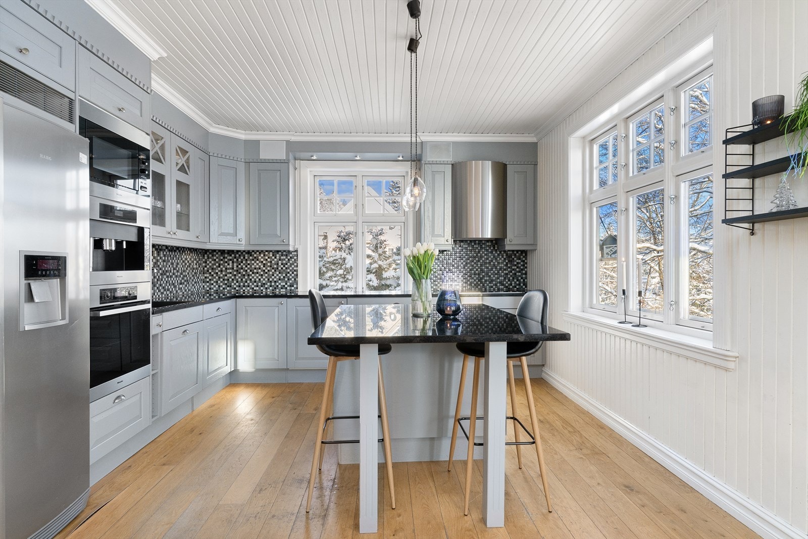 Rommet er lyst og romslig, med benkeplater av stein. Lagringsplassen er god, og detaljene er gjennomførte. Galleribilde