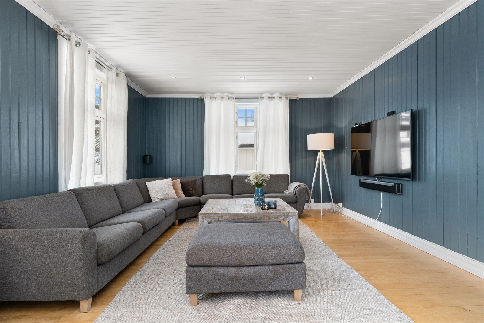 Lyse overflater, med store 3-rams krysspost-vinduer. Galleribilde