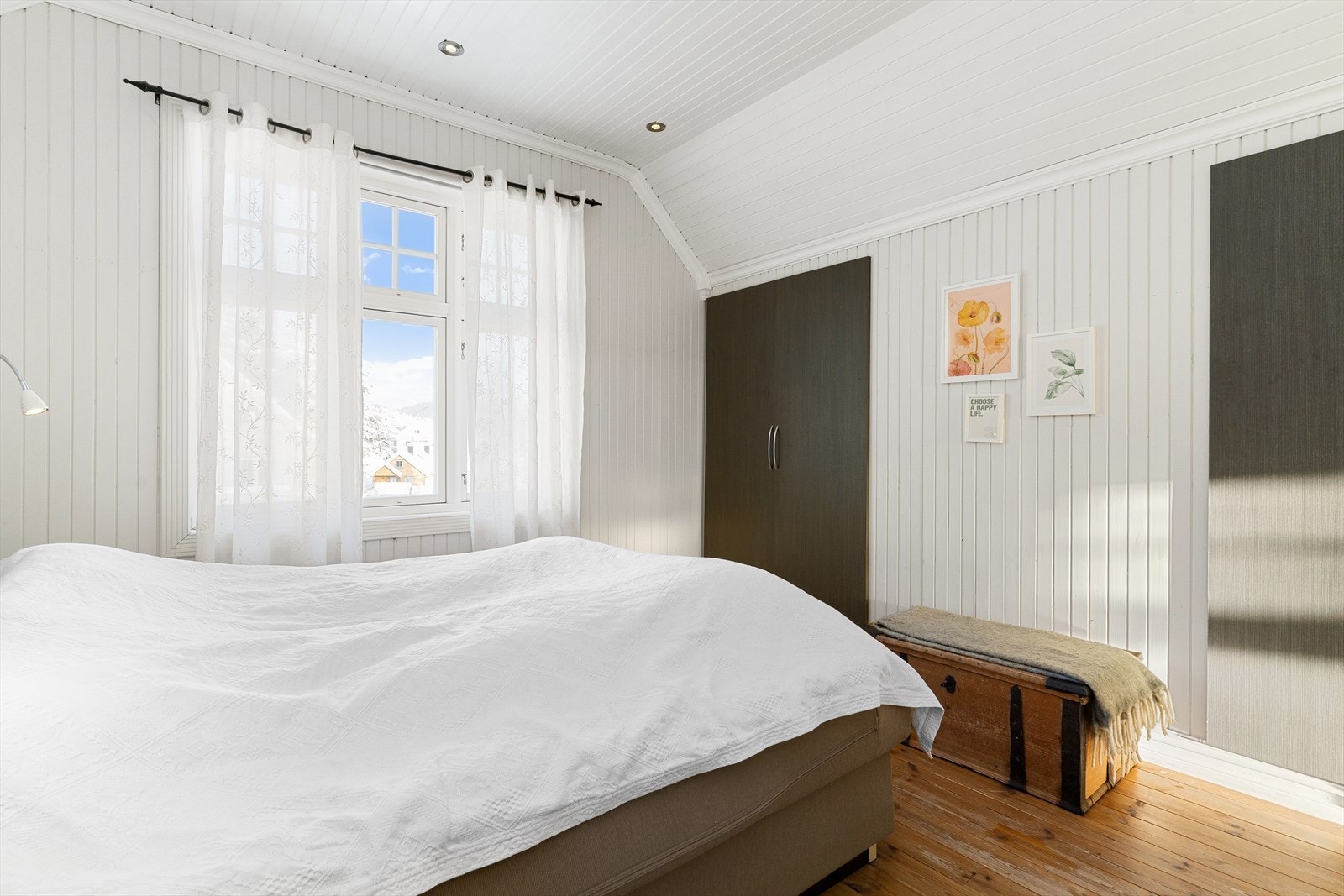 Integrert garderobe gir god plassutnyttelse. Store vindusflater og en deilig takhøyde. Galleribilde