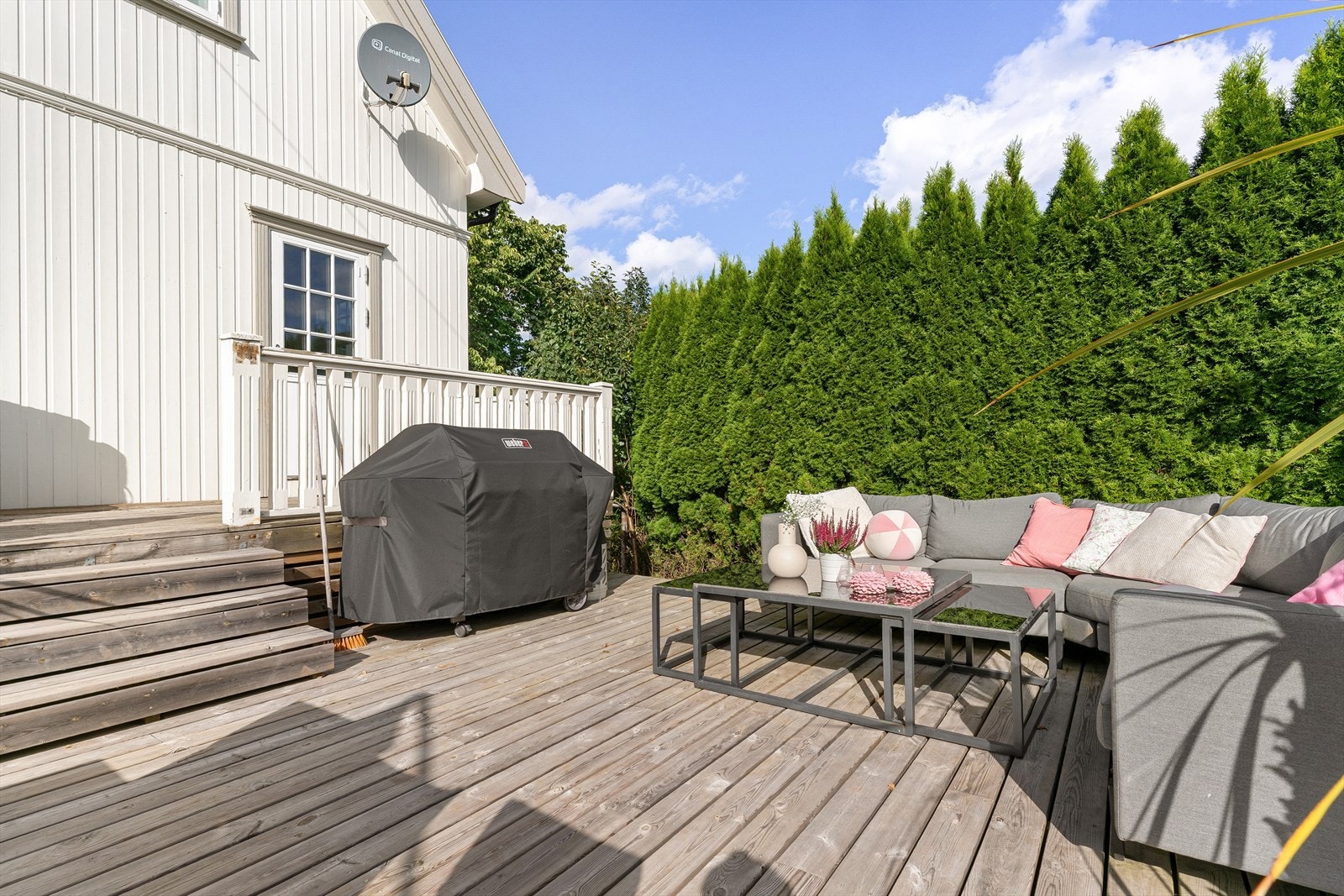 God plass til grill, og med passasje ned til egen kjelleretasje med egen inngangsdør. Galleribilde