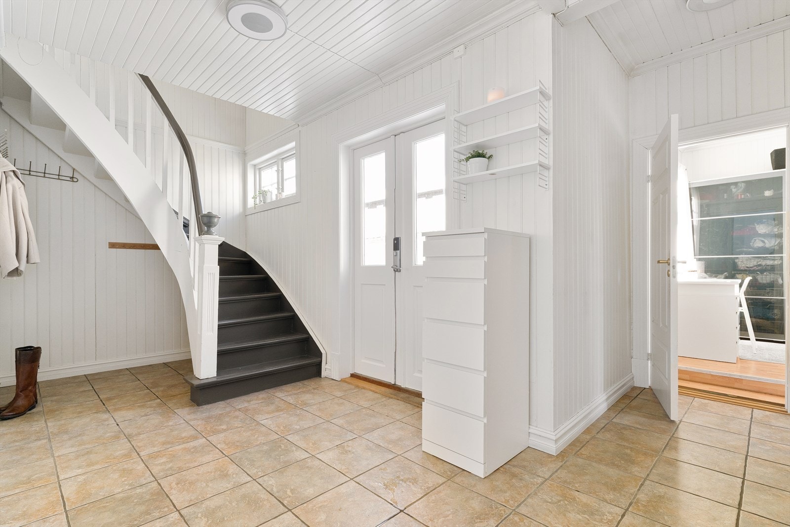 Velkommen inn! I entrèen blir man møtt av et lyst og hyggelig inngangsparti - med flislagt gulv og god plass til oppheng av jakker og skotøy. Galleribilde