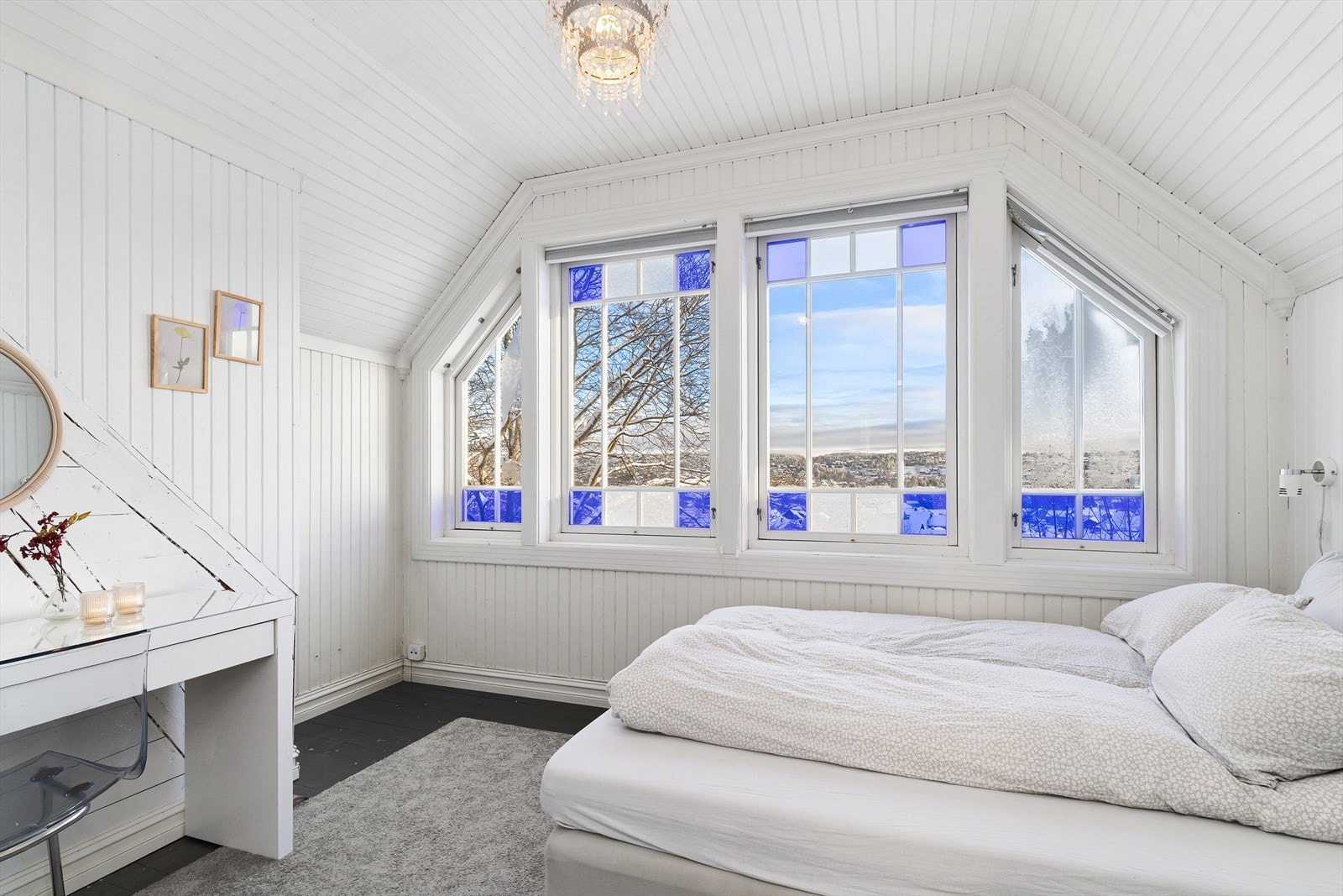 Soverom 2 har et helt særegent uttrykk, med fantastiske utsiktsvinduer mot byen og horisontlinja. Galleribilde