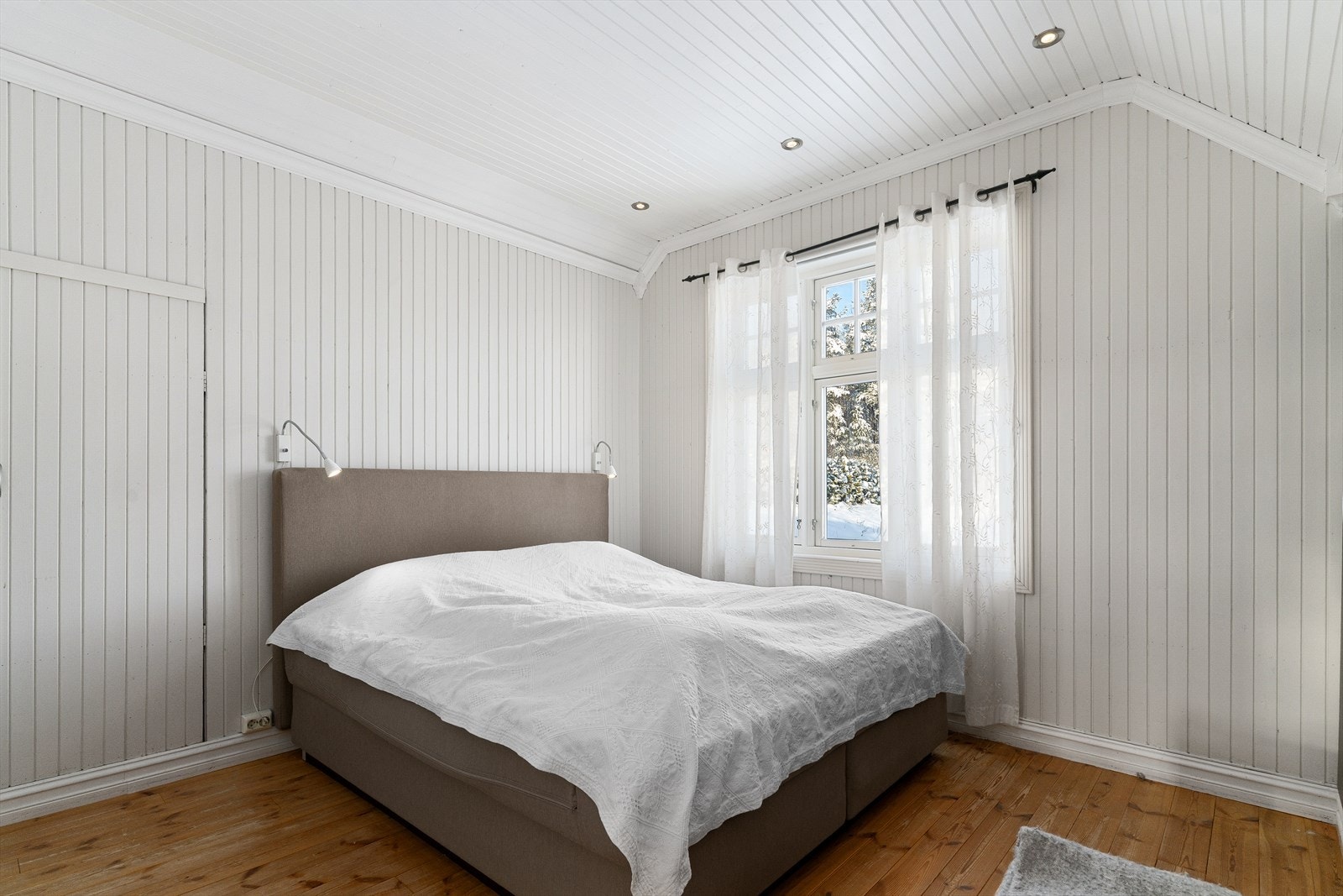 Her har man 4 ytterligere, adskilte soverom, med et baderom sentralisert i midten av de fire soveværelsene. Galleribilde