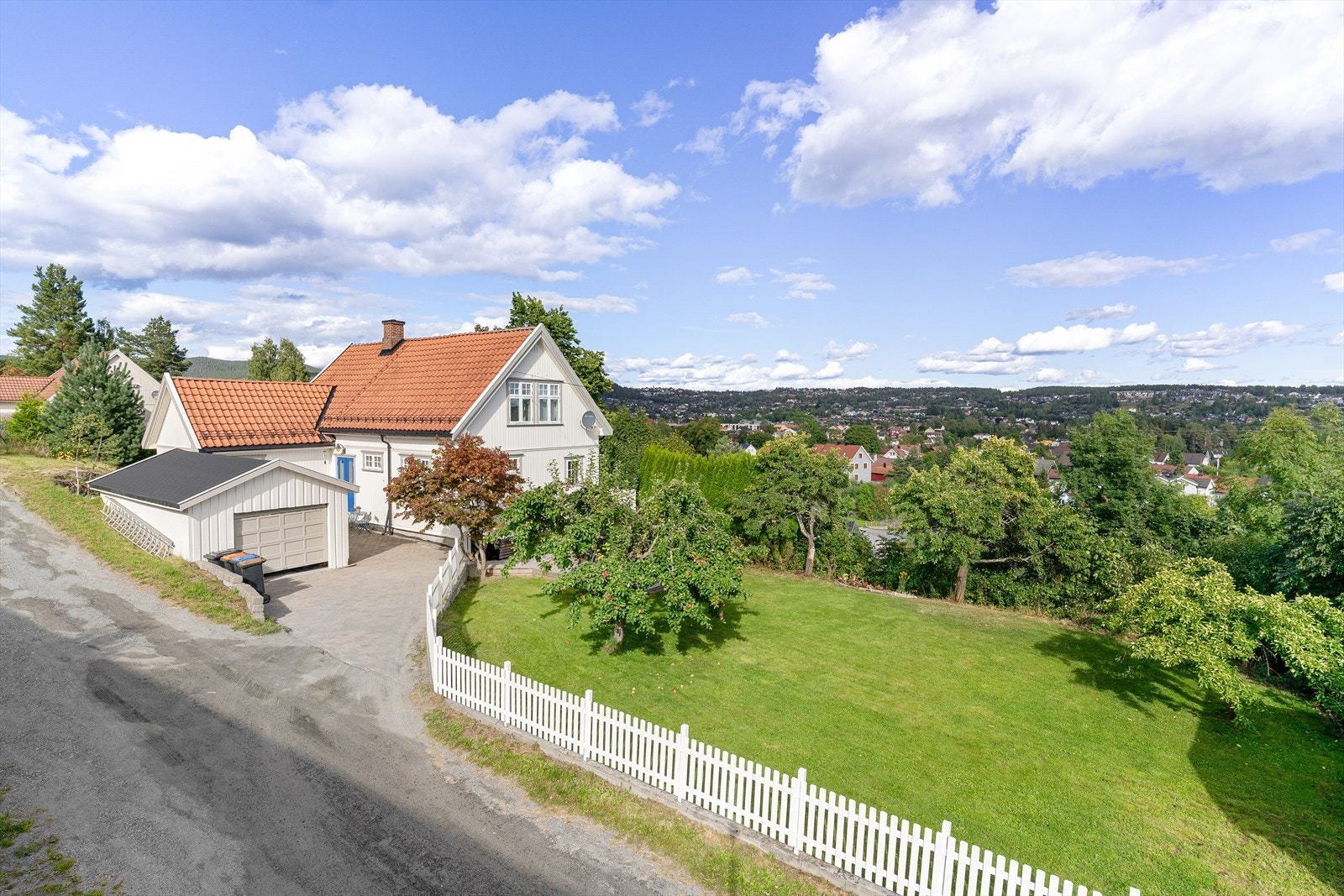 Velkommen til den herskapelige familieboligen i Bergstien 6. Galleribilde