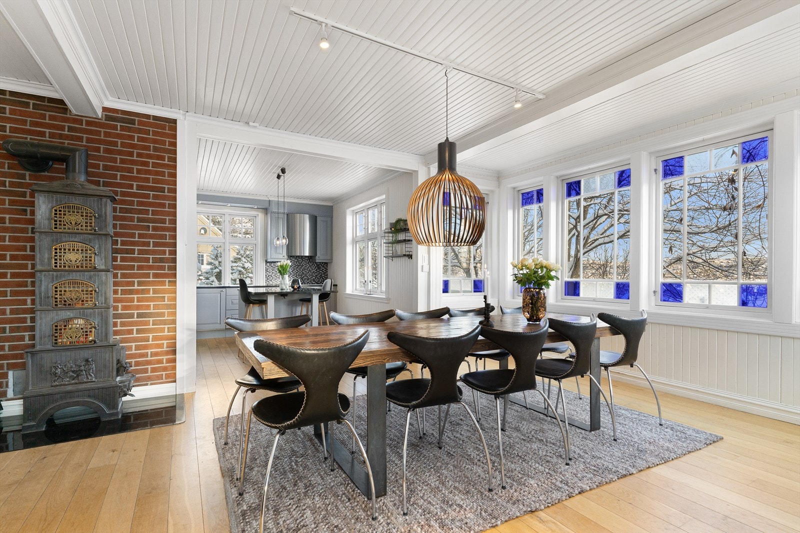 Etasjeovnen er en flott detalj i rommet, og teglsteinsveggen i bakkant fremhever peisen nærmest som et eget møbel. Galleribilde