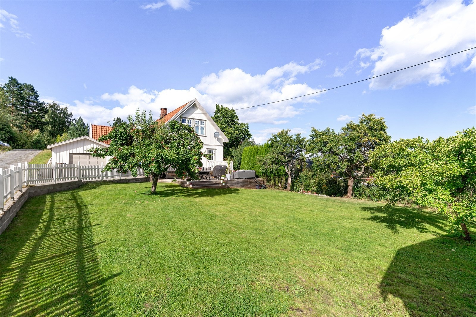 Hagen gir et fantastisk uterom - perfekt egnet for småbarnsfamilier eller dyrehold. Her er mulighetene mange. Galleribilde