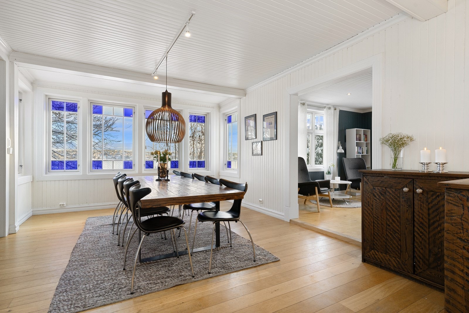 Inn fra entrèen finner man en raus og romslig spisestueavdeling, som videre deler av stuen til høyre, og kjøkkenet til venstre. Galleribilde