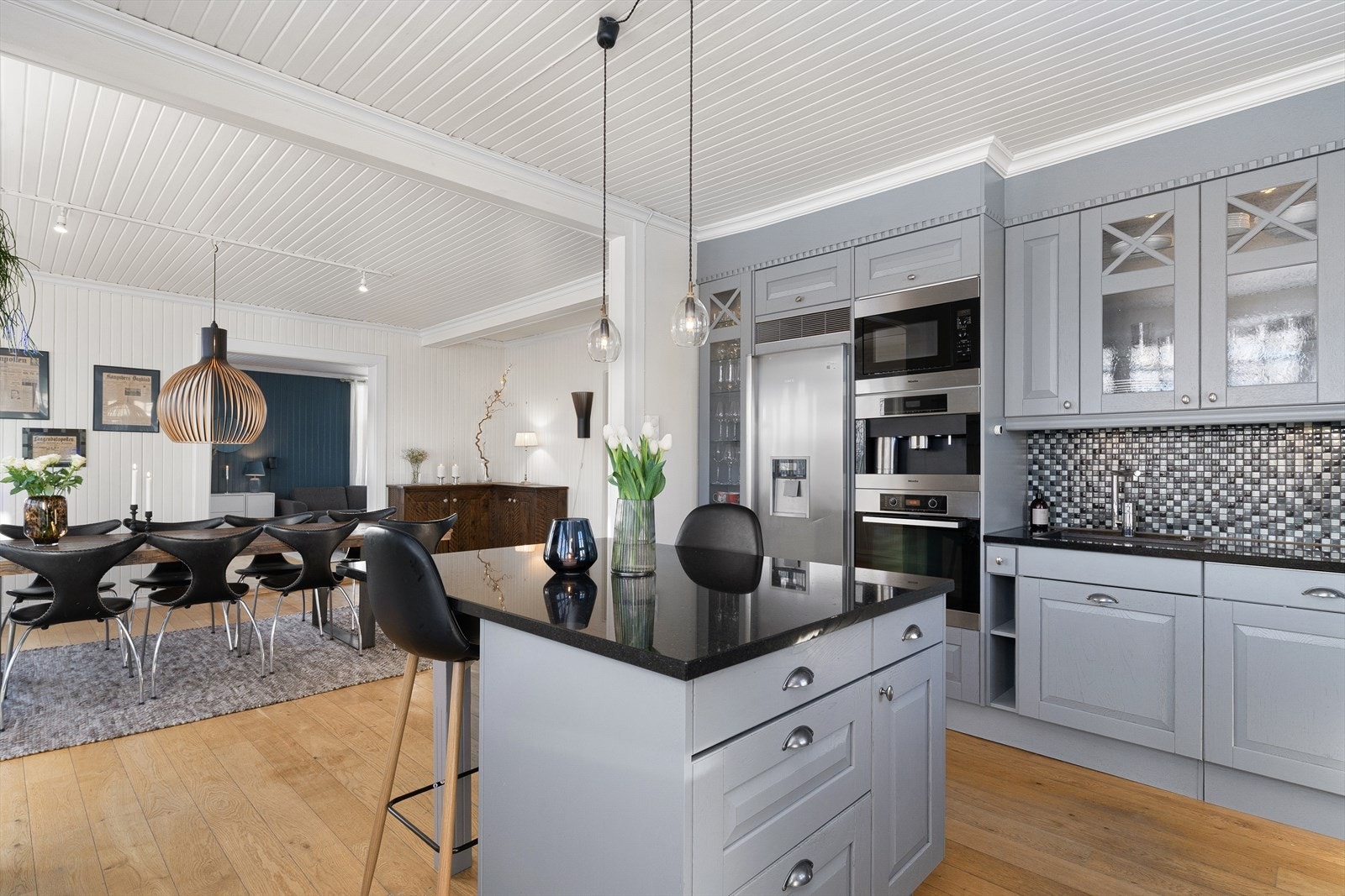 Inn fra spisestuen har man et klassisk herskapskjøkken fra Sigdal. Galleribilde