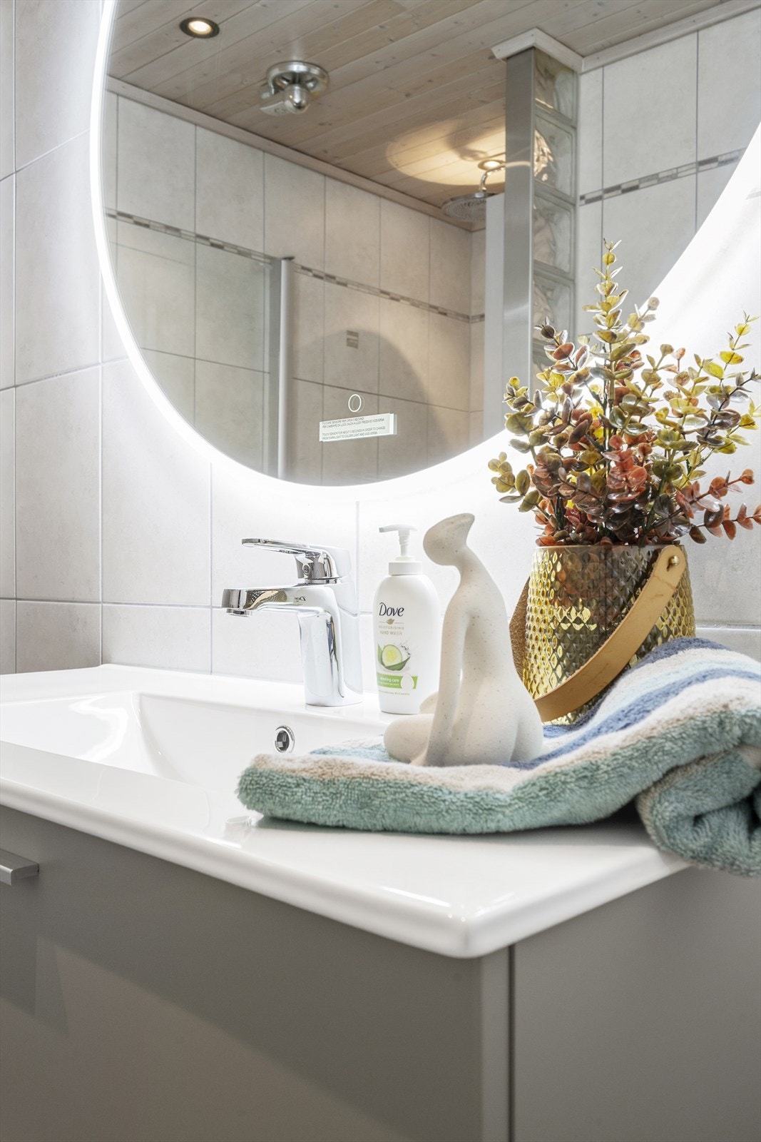 Flott servantinnreiing og spegel er heilt ny og ubrukt Galleribilde