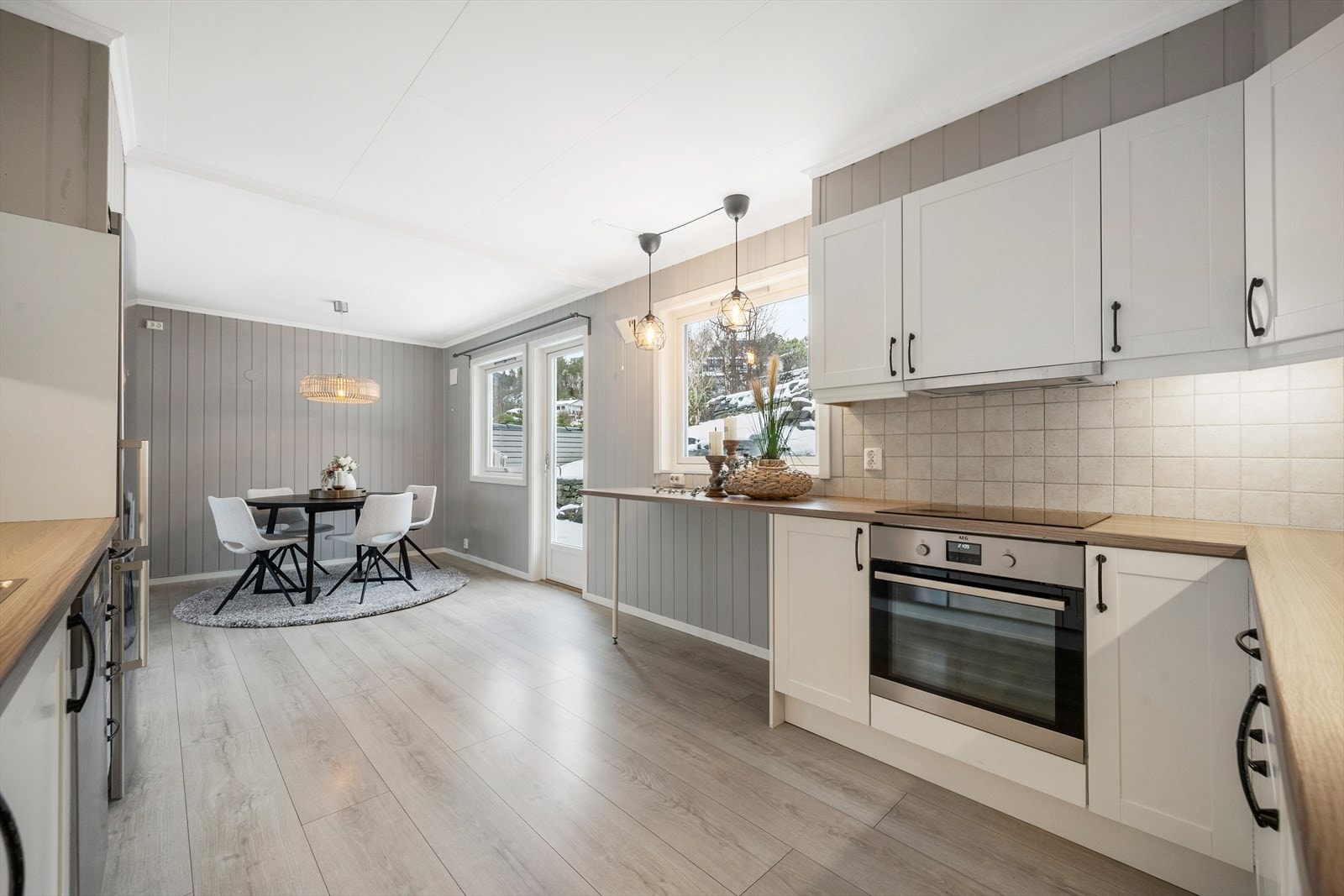 Det er godt med skåp- og benkeplass på kjøkkenet Galleribilde