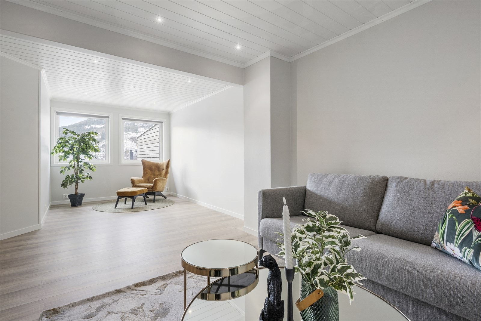 Dør leiar inn til romsleg og moderne kjellarstove. Denne var tidligare del av sokkelleilegheit Galleribilde