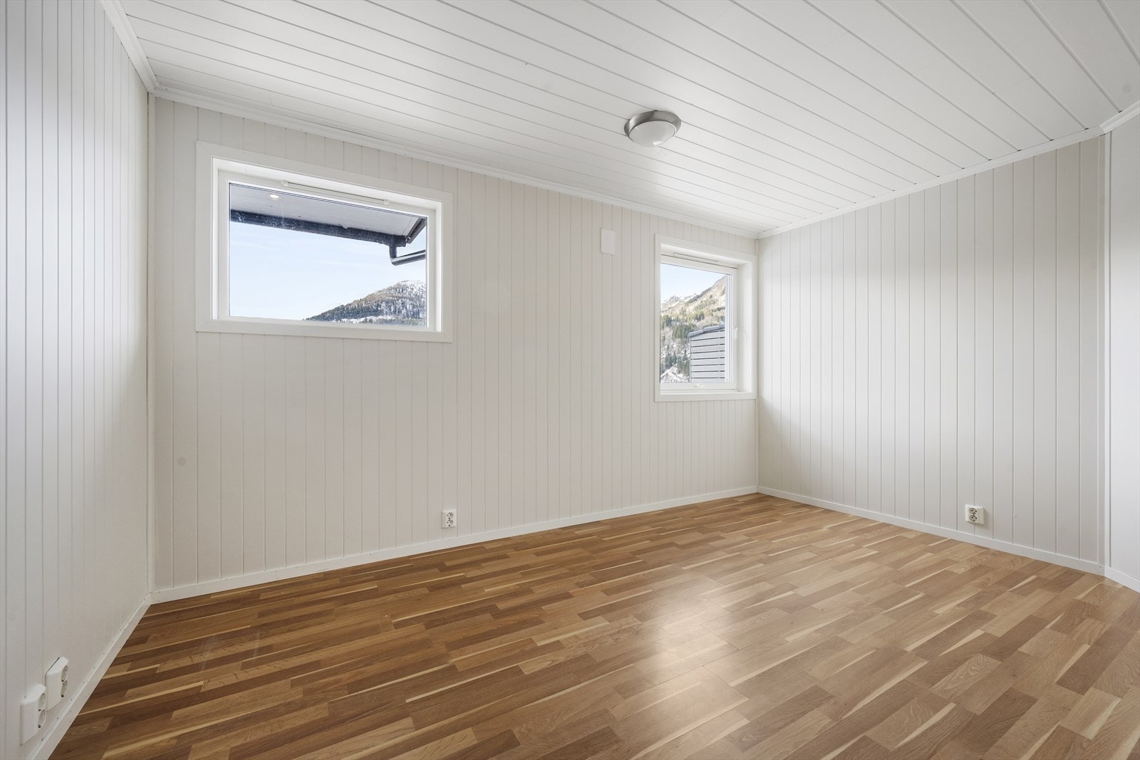 Soverom i underetasjen. Det er røyr i vegg for eventuell ettermontering av kjøkken for vidare utleige. Vegg inn til stove er lettvegg Galleribilde