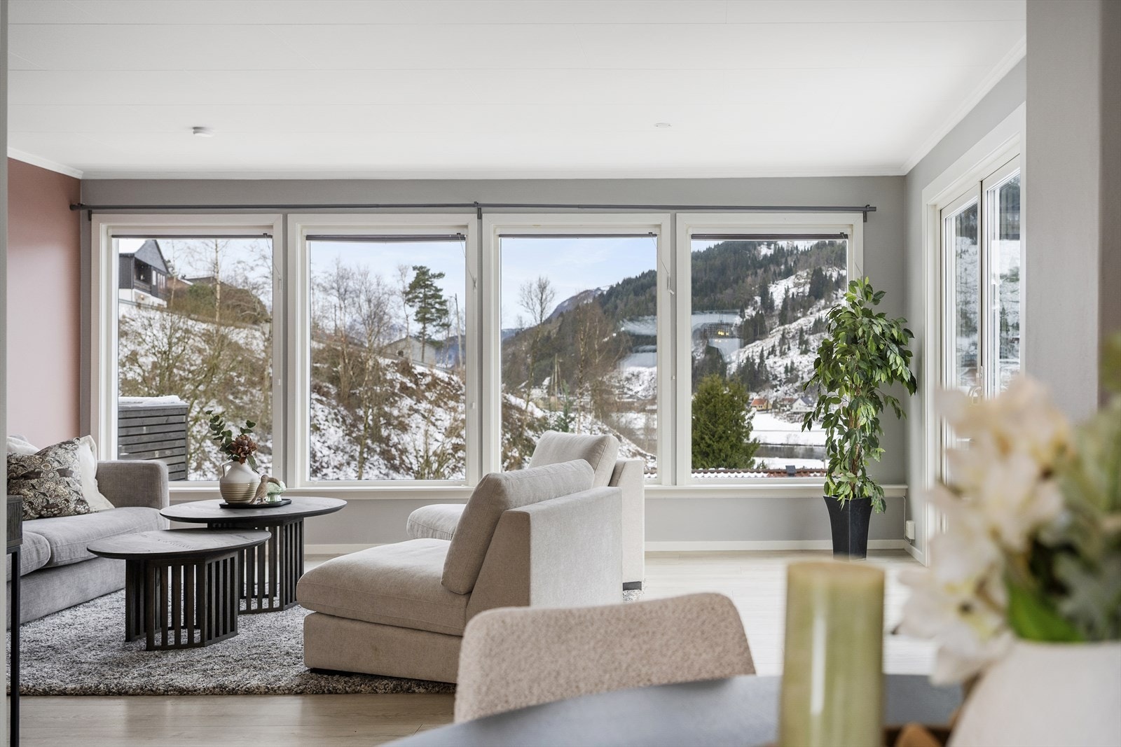 Ingen innsyn til stova. Stoveglasa og øvrige vindauge er skifta i perioden 2005-2022 Galleribilde