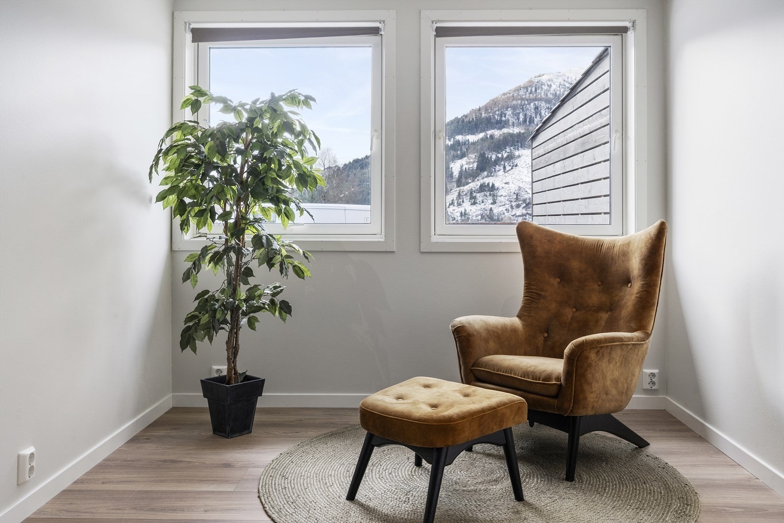 Noverande eigar har opplyst at det er lagt røyr i golvet for eventuell installering av vassboren varme i kjellarstove, mellomgang og vaskerom Galleribilde