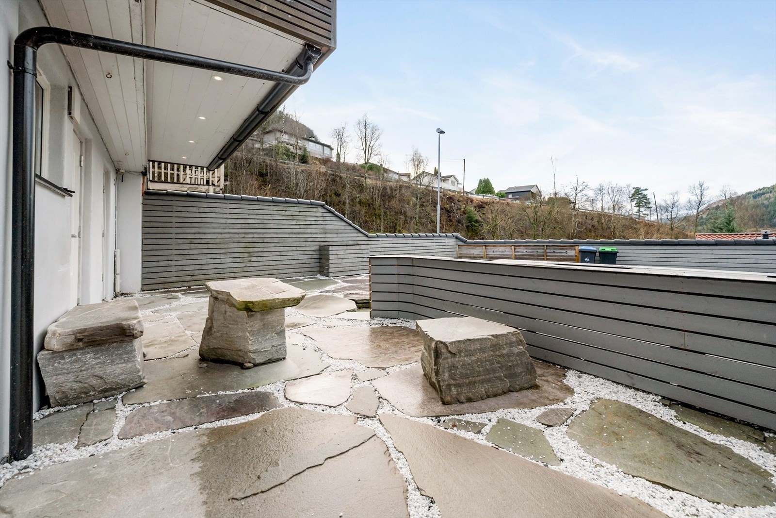 Steinbenk, bord og krakk følgjer med i salet. Heilt nytt rekkverk og overbygd inngangsparti med LED-spottar i himling Galleribilde