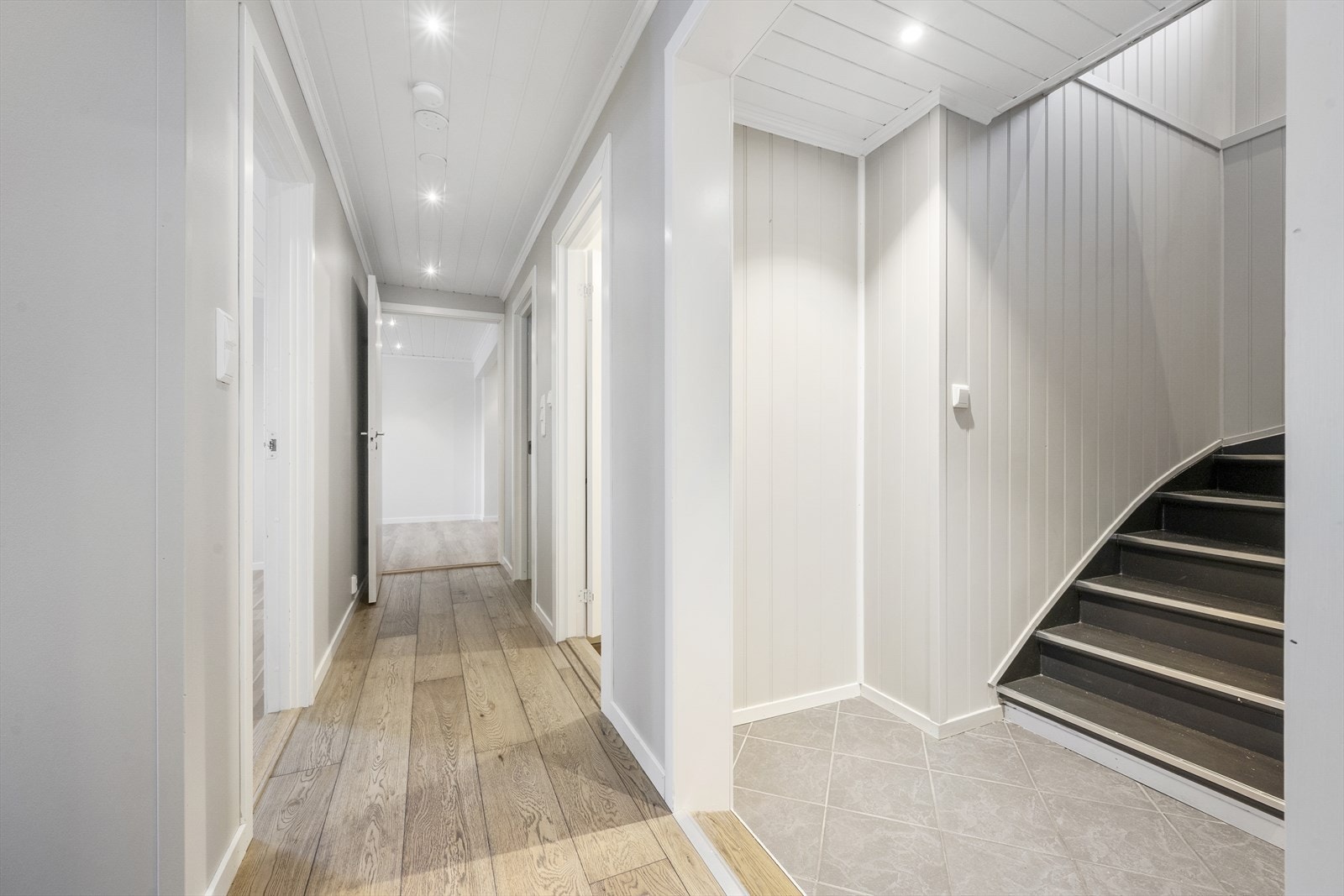 Gang- og trapperom med nyare overflater Galleribilde