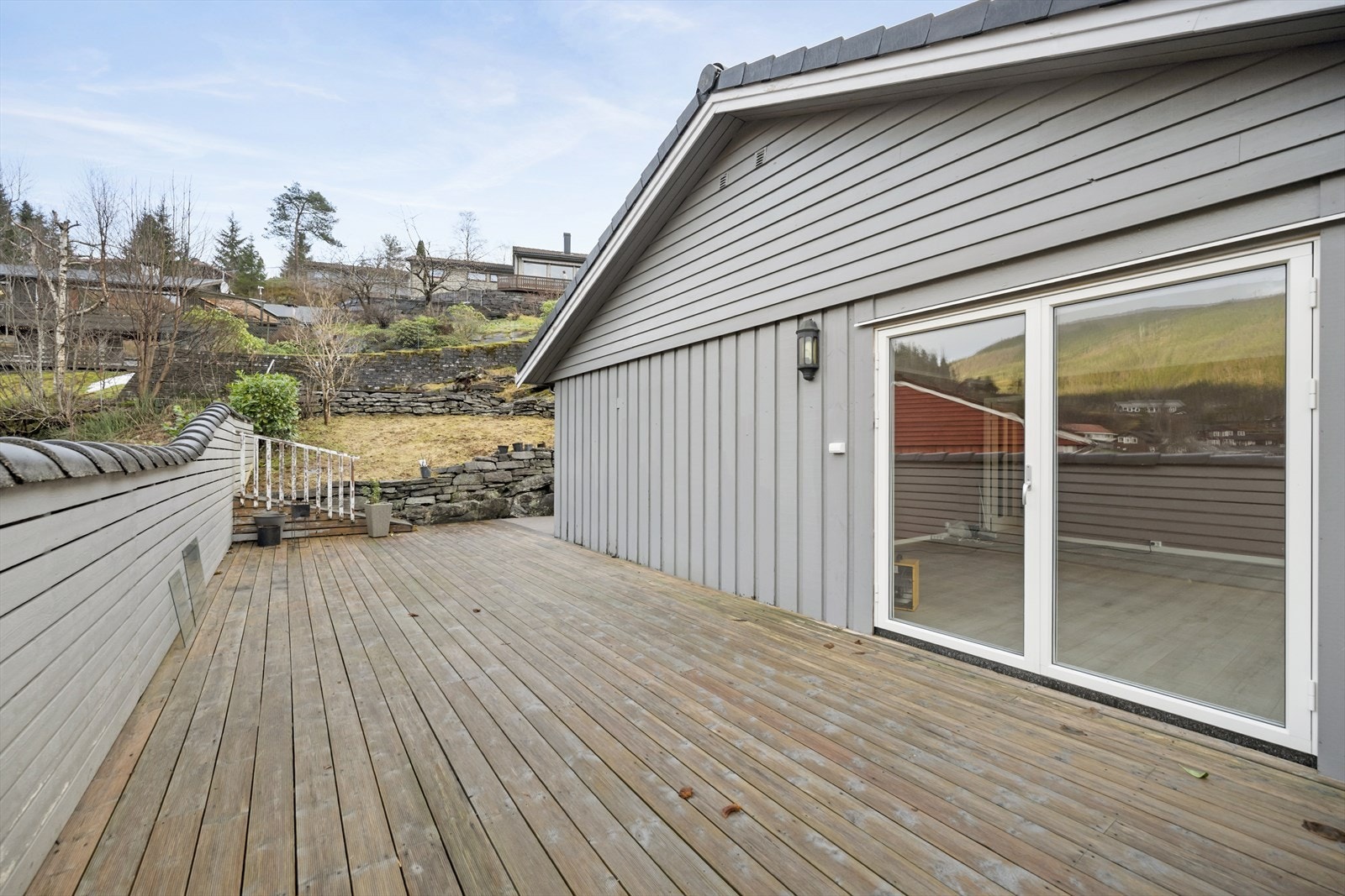 Terrassen rommar ca. 71 kvm og har god plass til fleire sitjegrupper Galleribilde