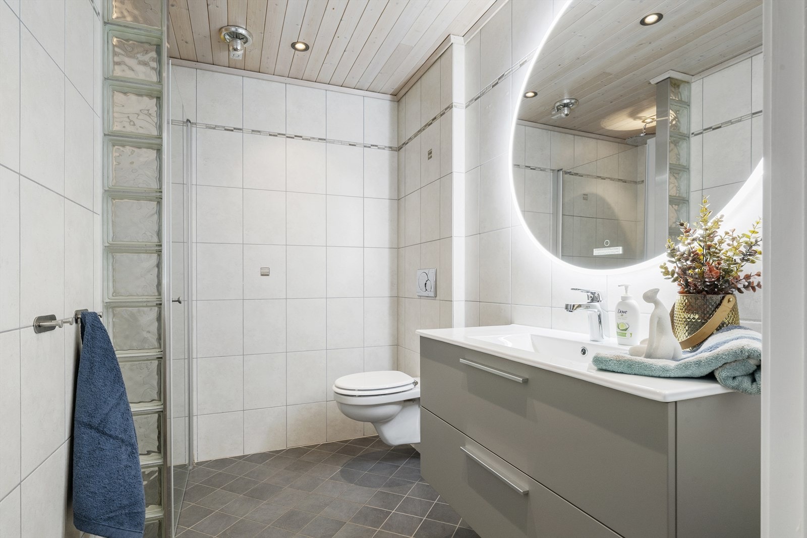 Heilflisa bad i hovudetasjen vart rehabilitert i 2005 med nye overflater, innreiing og røyropplegg Galleribilde