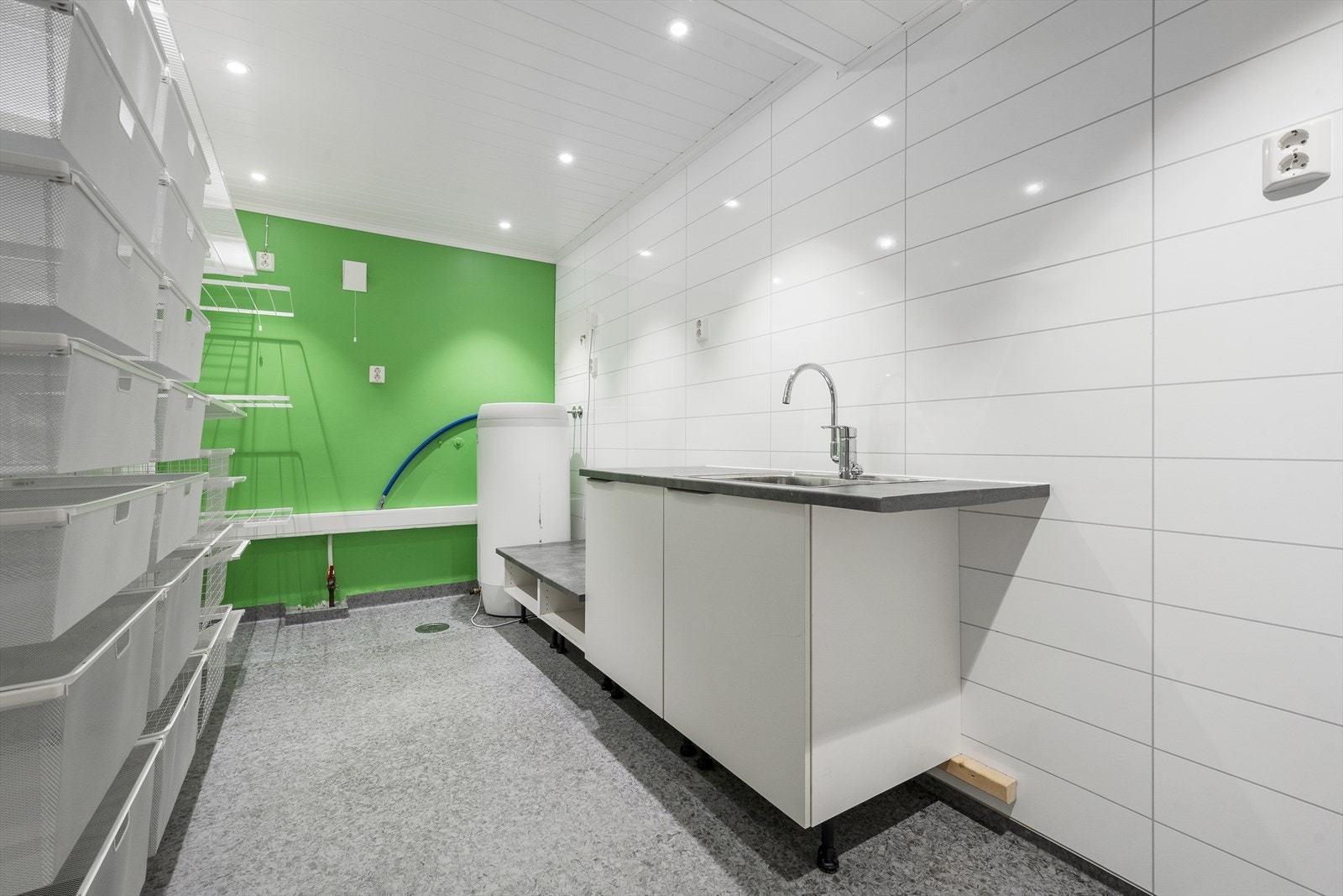 Vaskerommet vart rehabiltert i 2019 og har god plass til oppbevaring. Det er varme i golvet Galleribilde