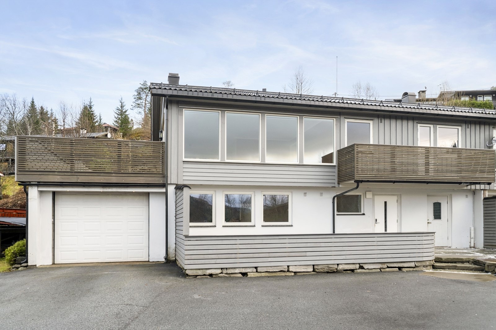 Nye vindauge, rekkverk, taktekking, takrenner m.m. Galleribilde