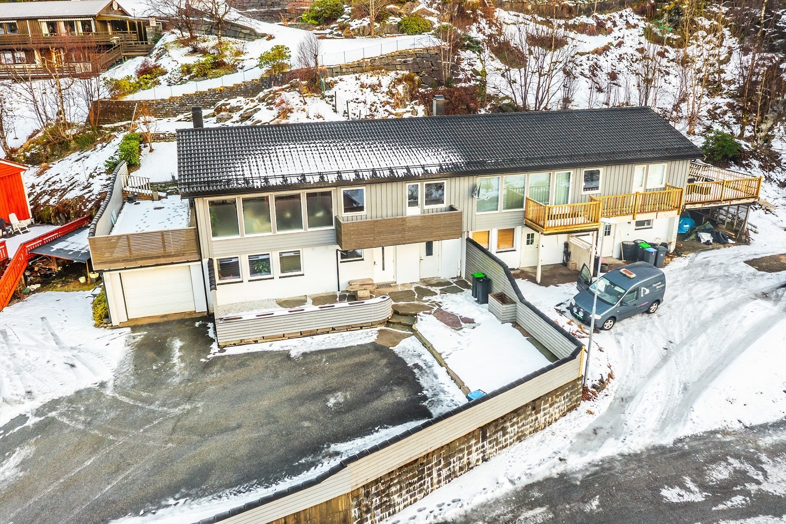 Bustaden ligg lunt og fint til med gode soltilhøve og lite vind Galleribilde