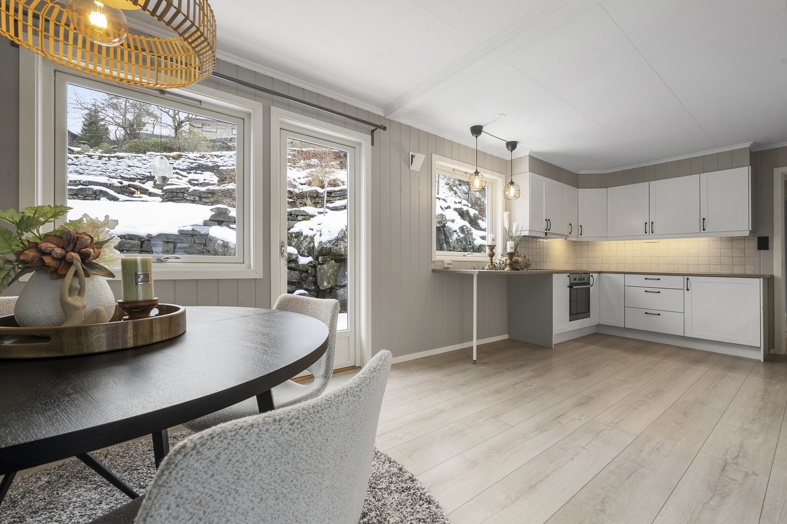 God plass til spisebord i nær tilknytning til kjøkkenet. Terrassedør leiar ut til terrasse og hage Galleribilde