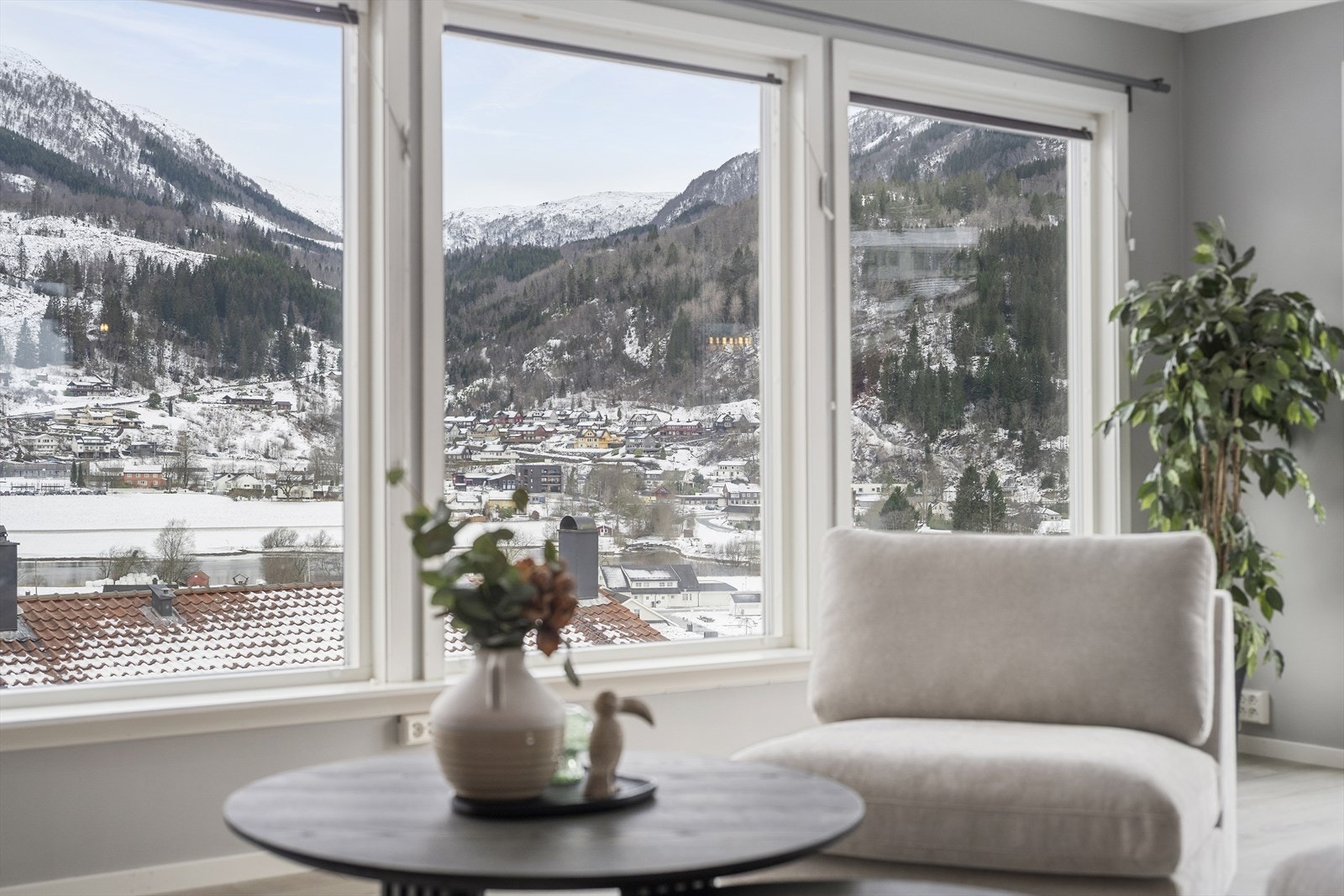 Flott utsikt mot dalføret frå stoveglasa Galleribilde