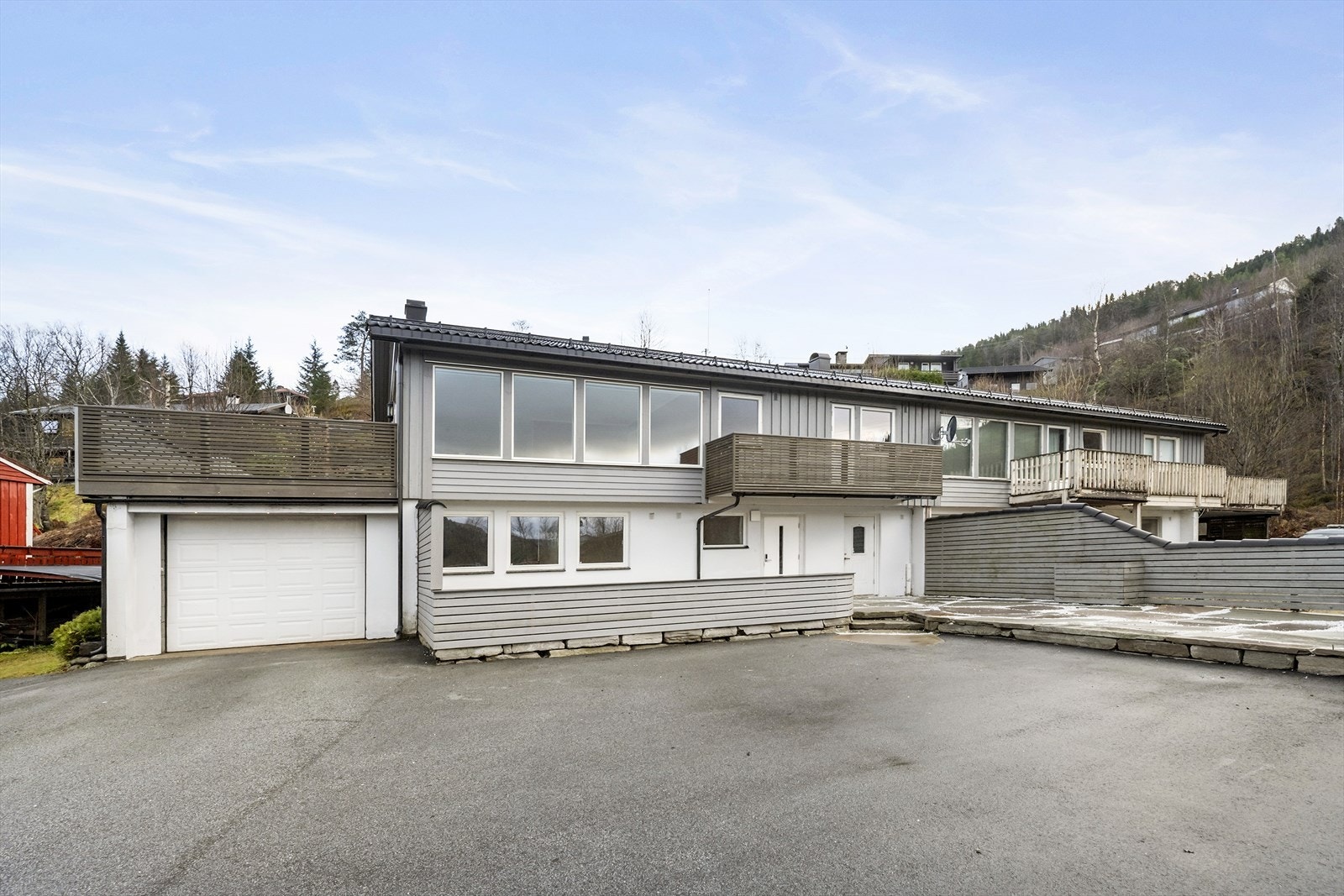 Bustaden er vesentleg oppgradert i perioden 2003-2025 med blant anna nytt tak, vindauge, røyr- og el.annlegg m.m. Galleribilde