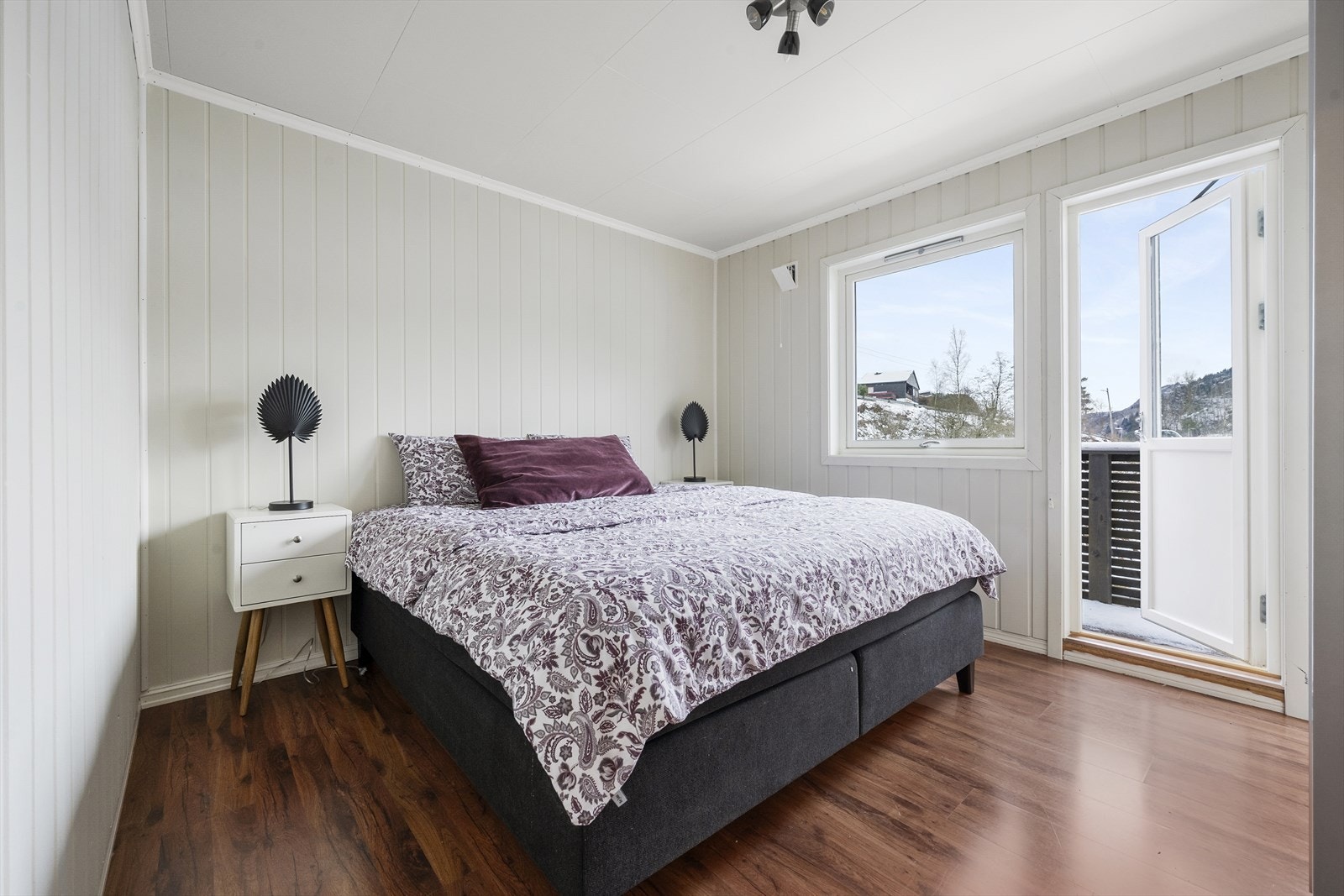 Romsleg hovudsoverom i hovudetasjen er innreiia med praktisk skyvedørsgarderobe Galleribilde