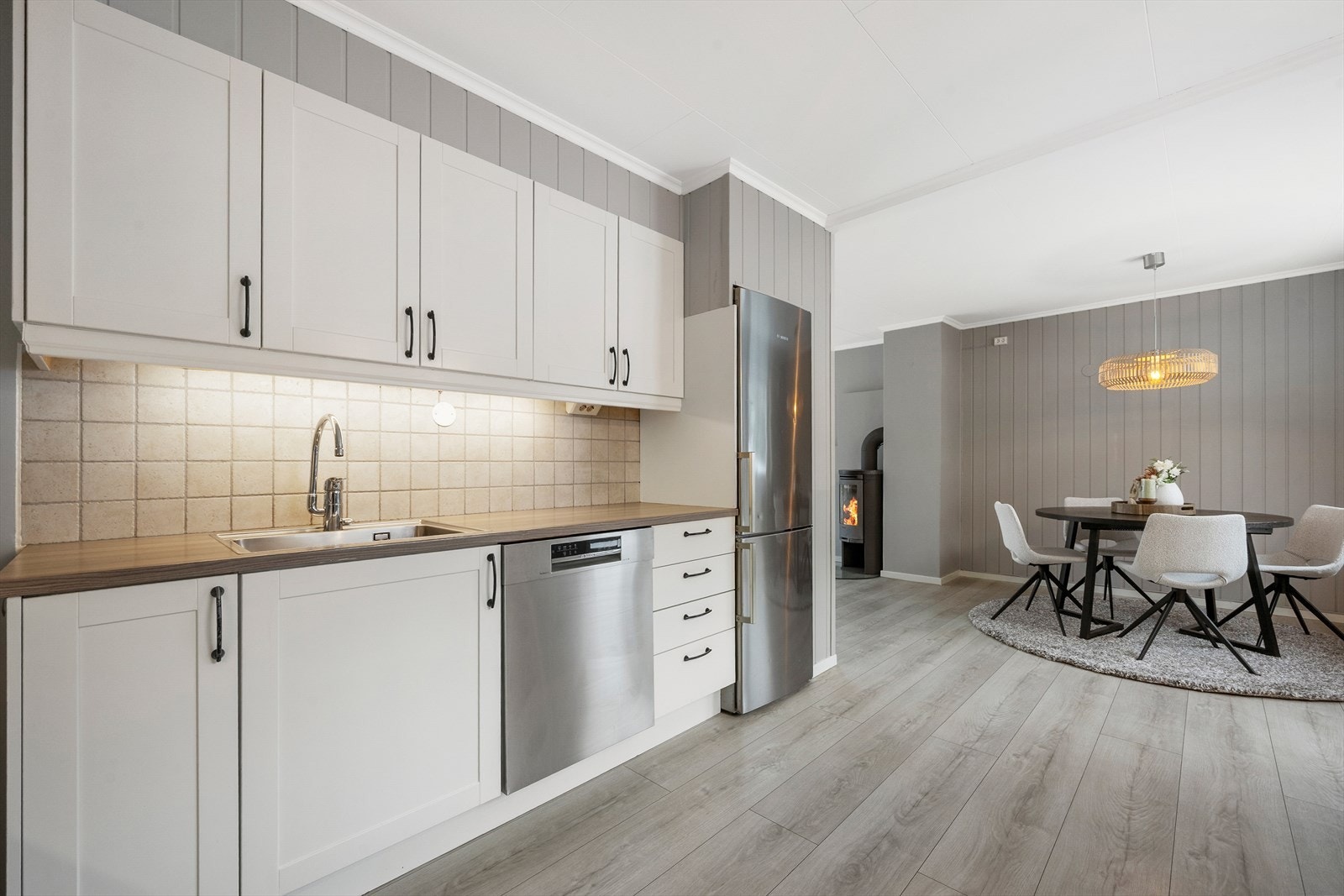 kvite frontar og laminert benk med flis over. Kvitevarene følgjer med i salet Galleribilde