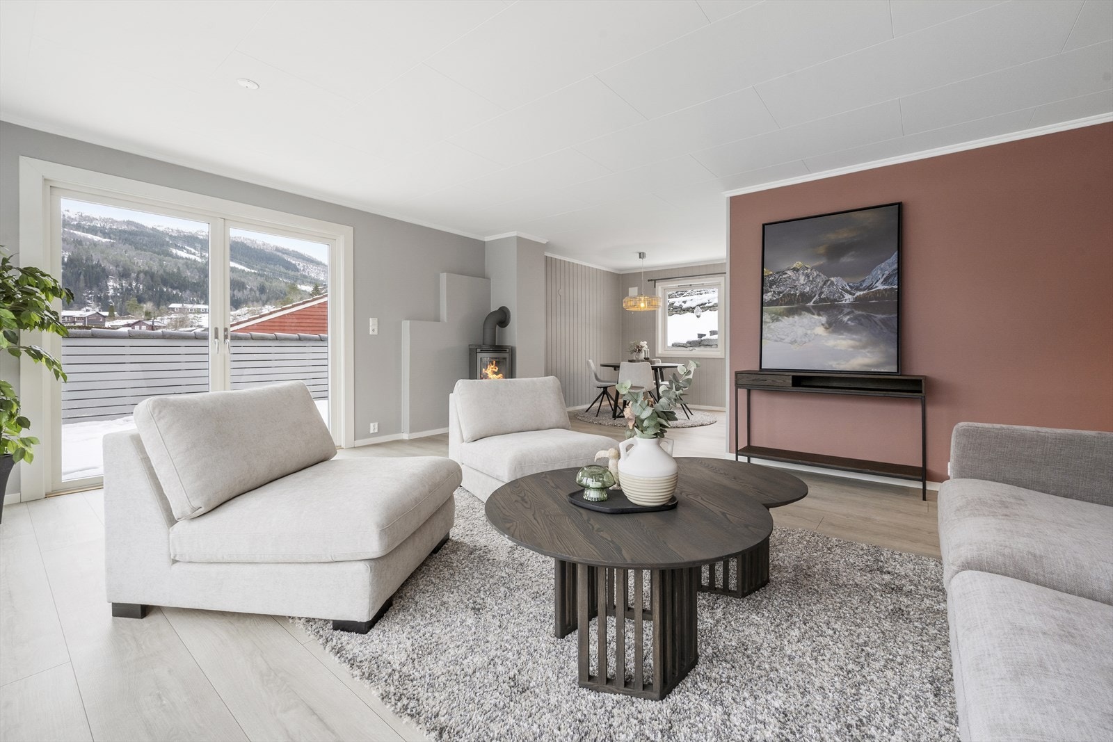 Ny skyvedør leiar ut til romsleg og solrik terrasse over garasjedekket Galleribilde